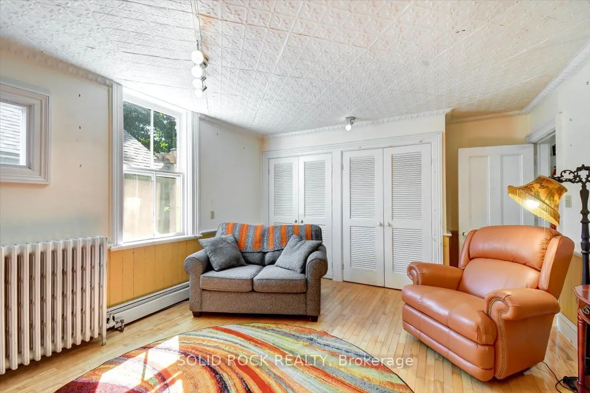 87 Booth Street N