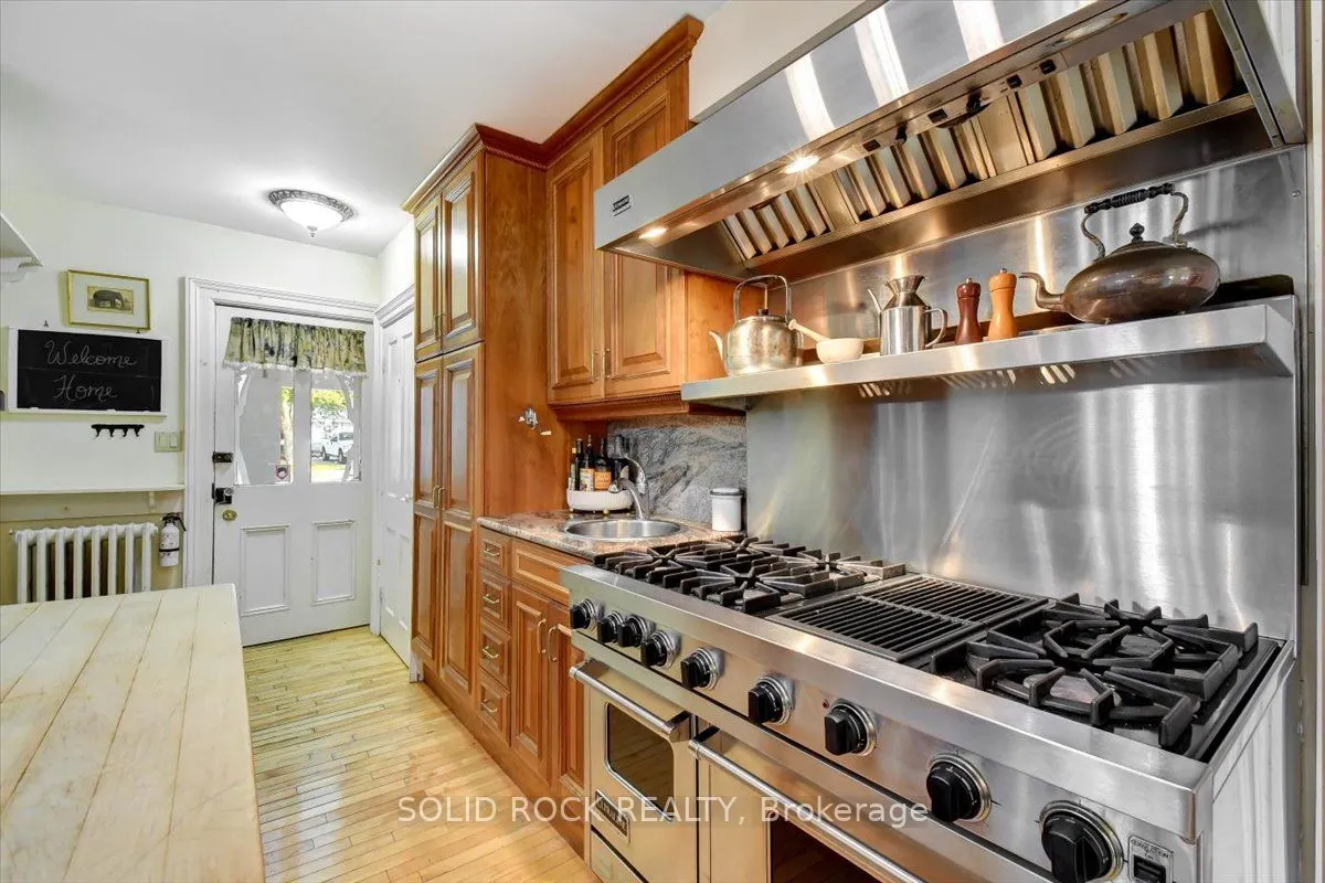 87 Booth Street N