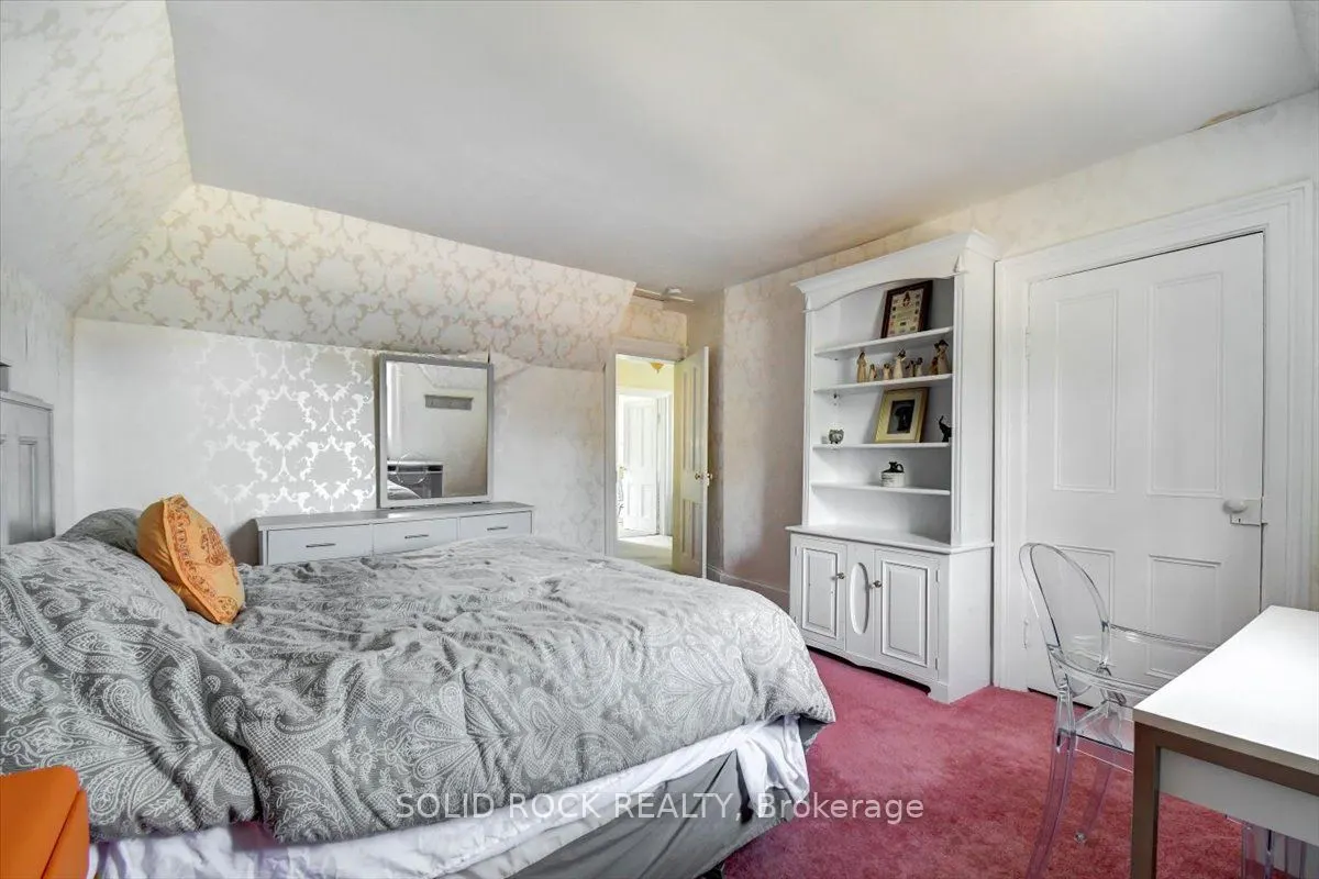 87 Booth Street N