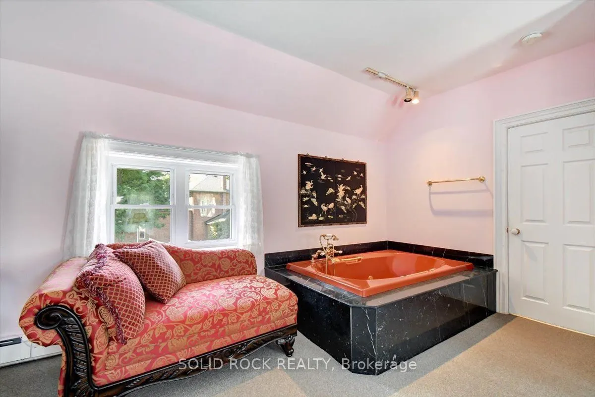 87 Booth Street N