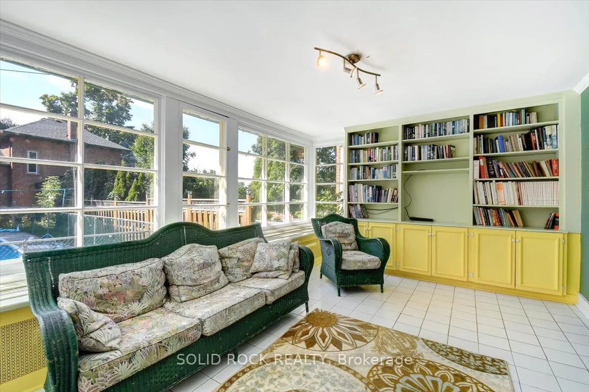 87 Booth Street N