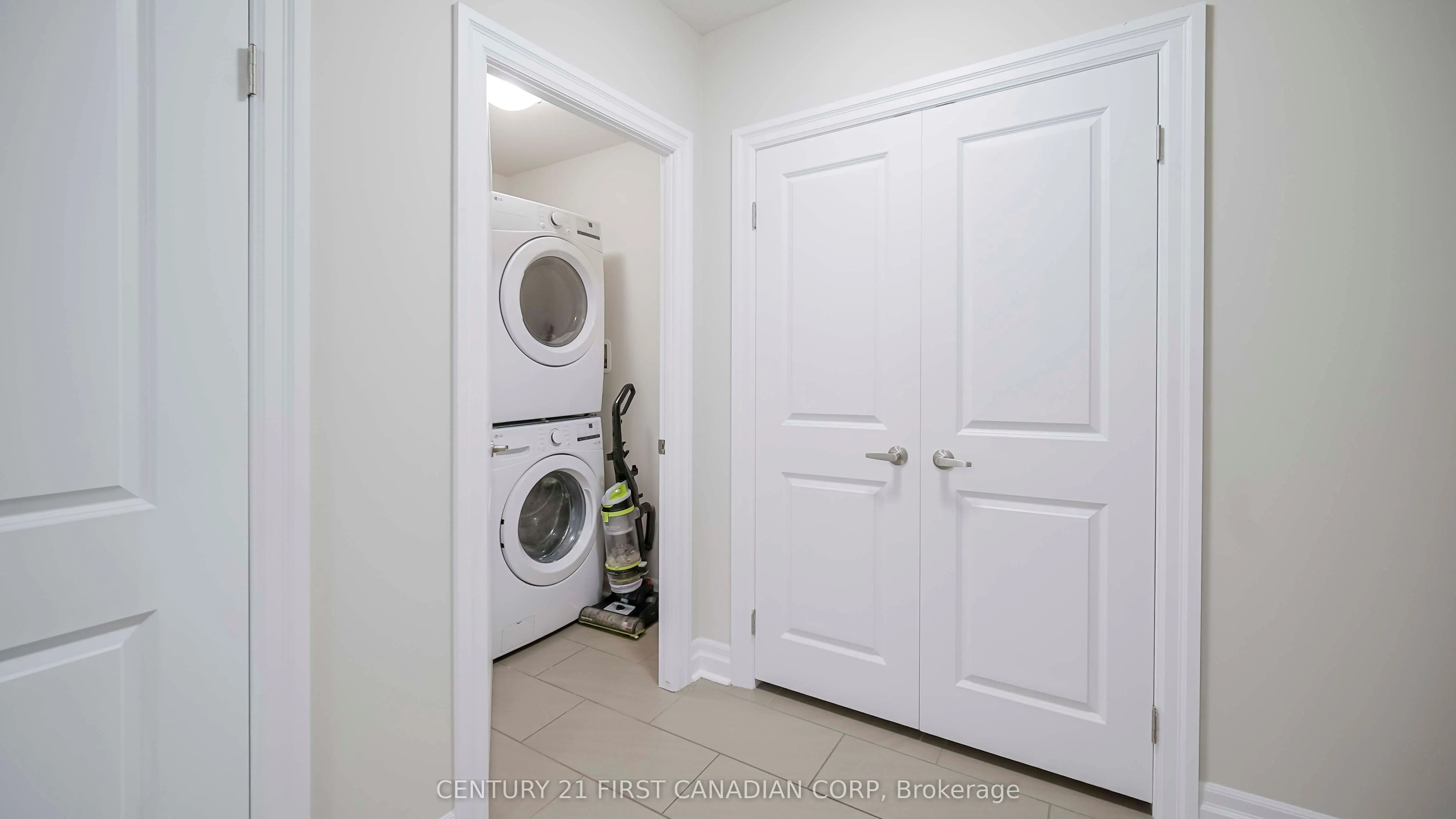 240 Villagewalk Boulevard, #504