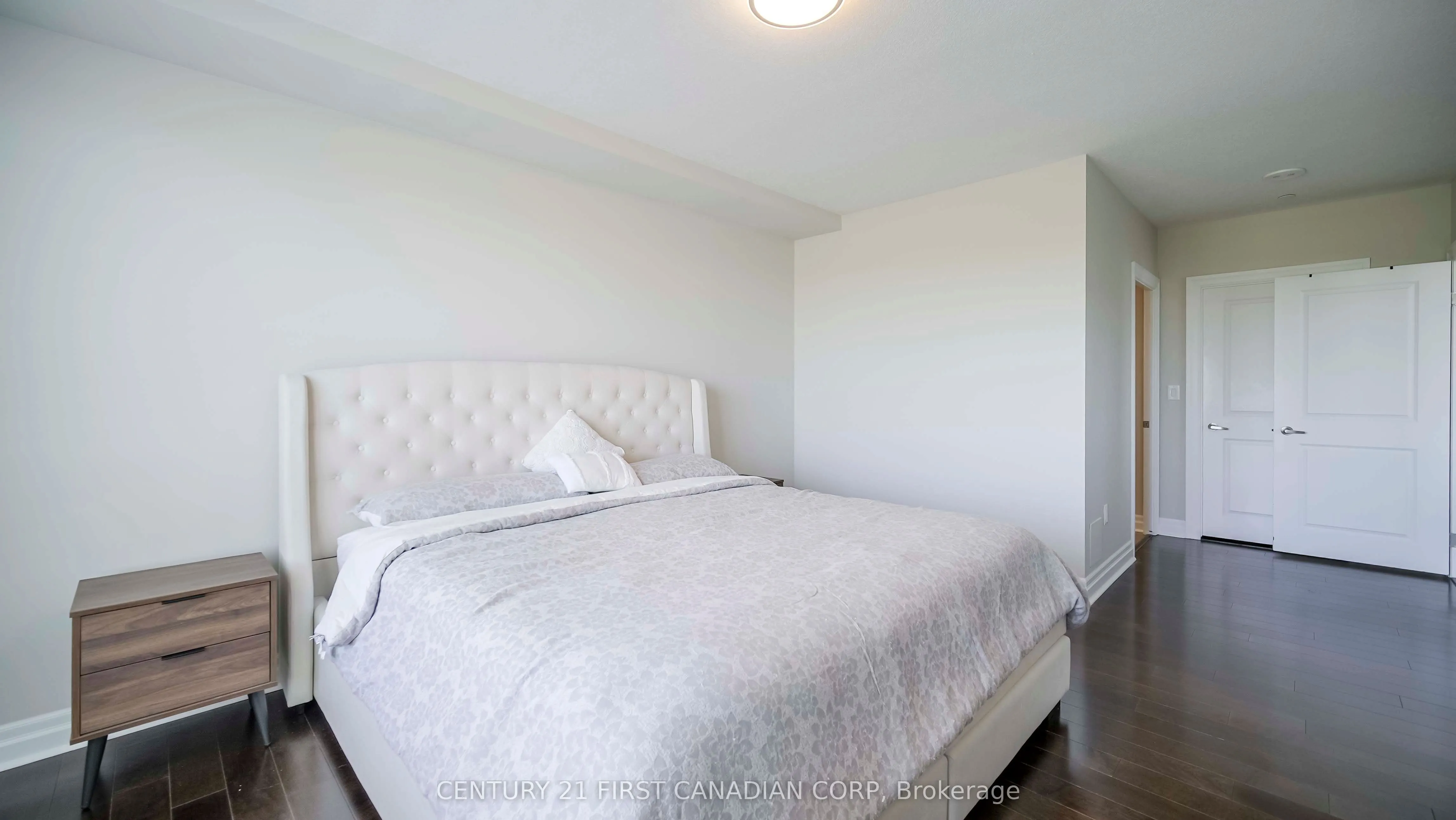240 Villagewalk Boulevard, #504