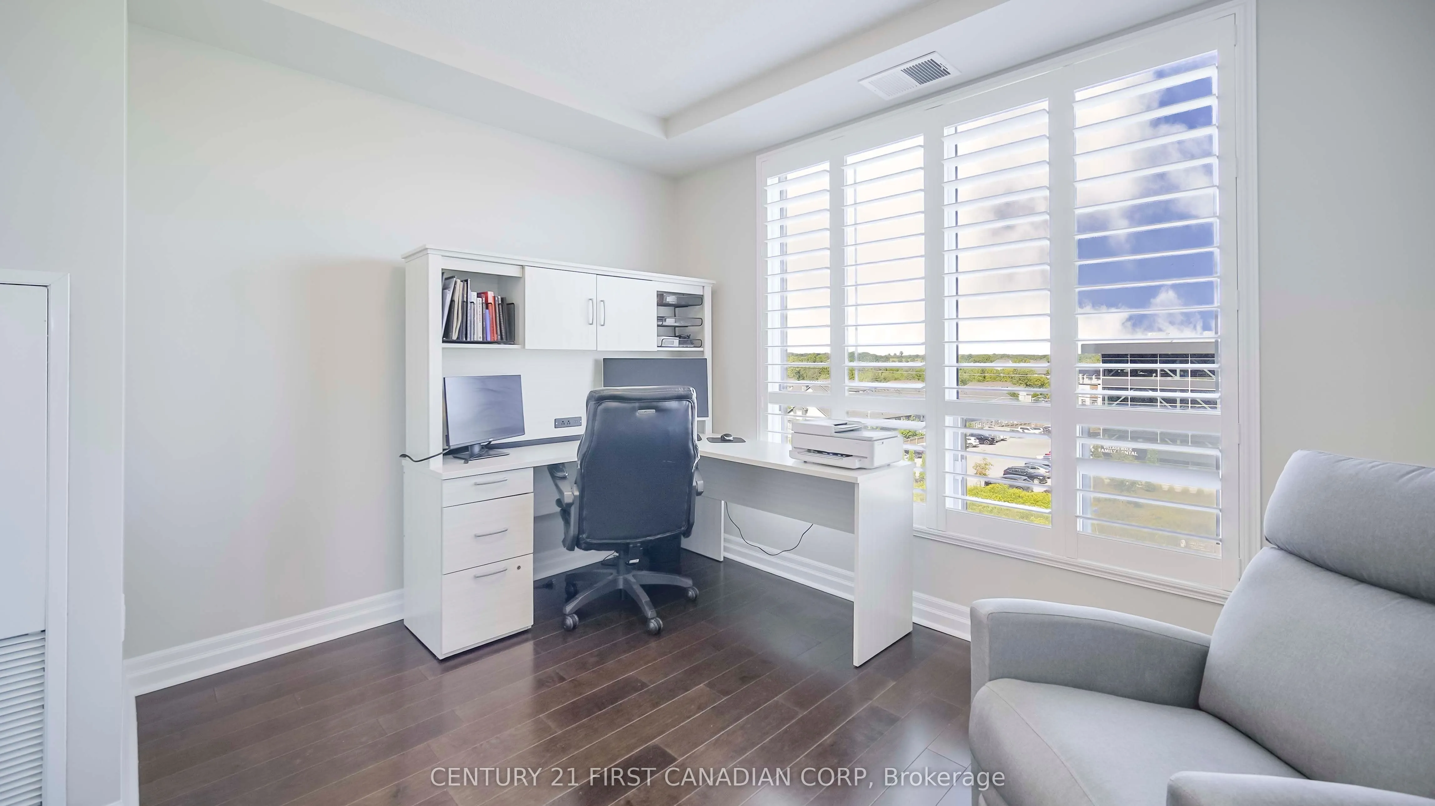 240 Villagewalk Boulevard, #504