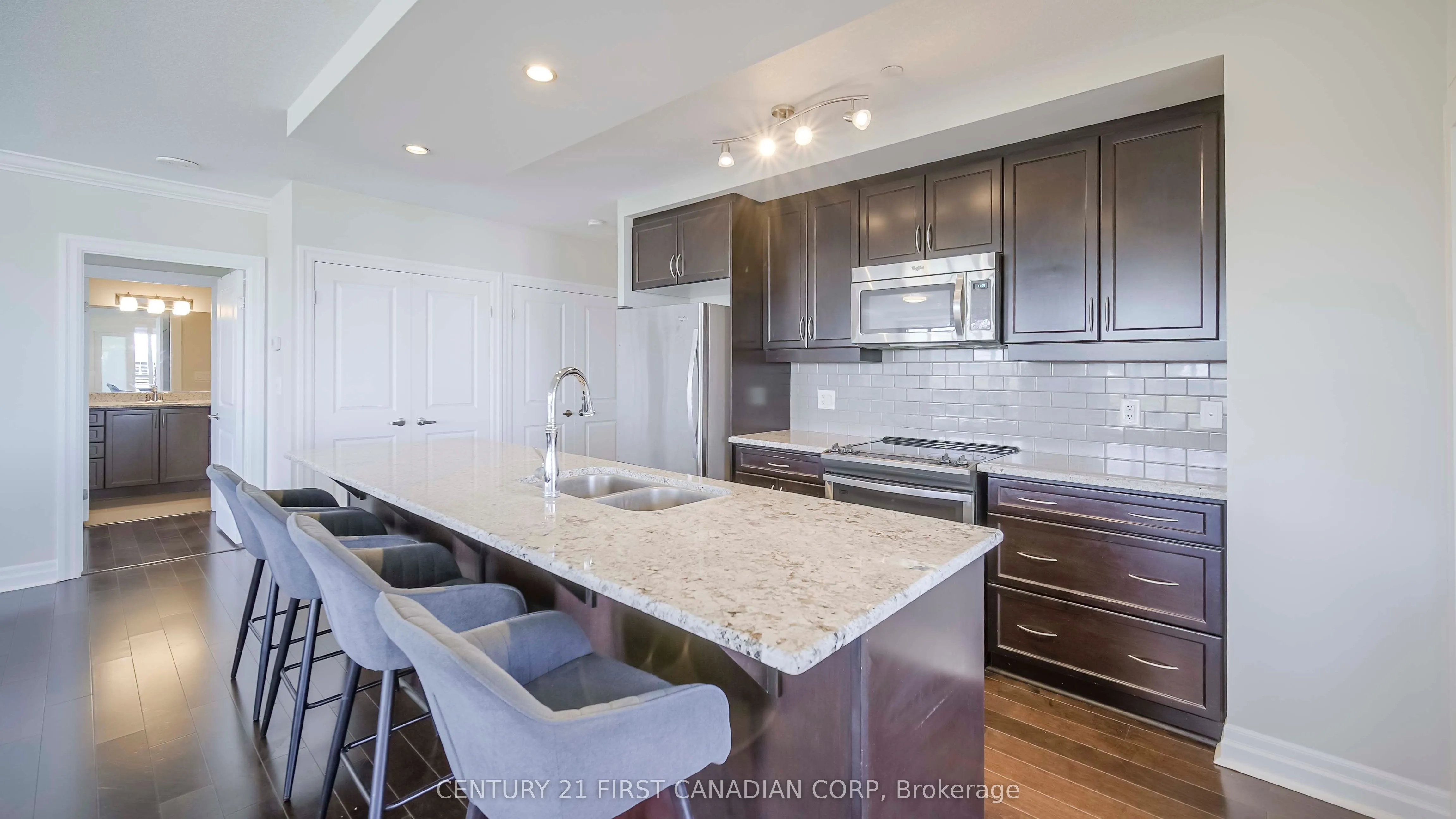 240 Villagewalk Boulevard, #504