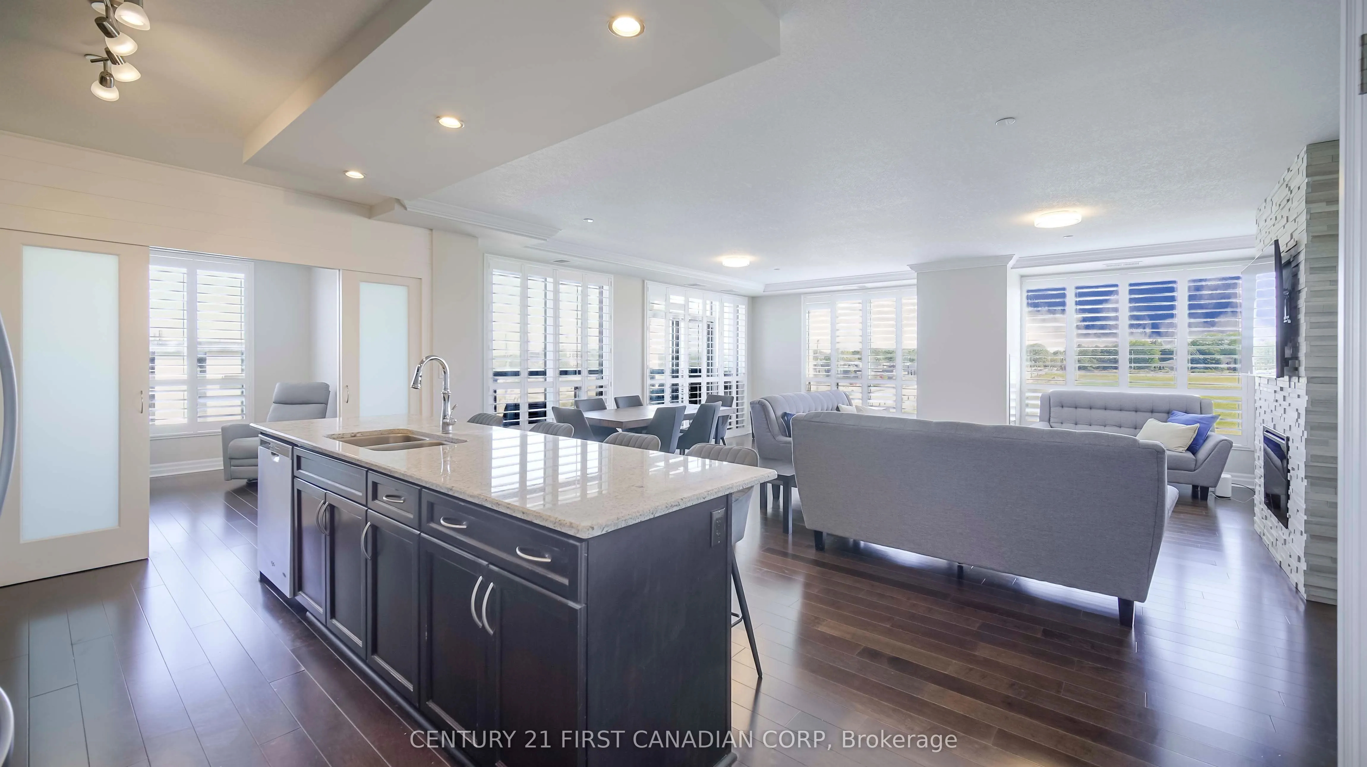 240 Villagewalk Boulevard, #504