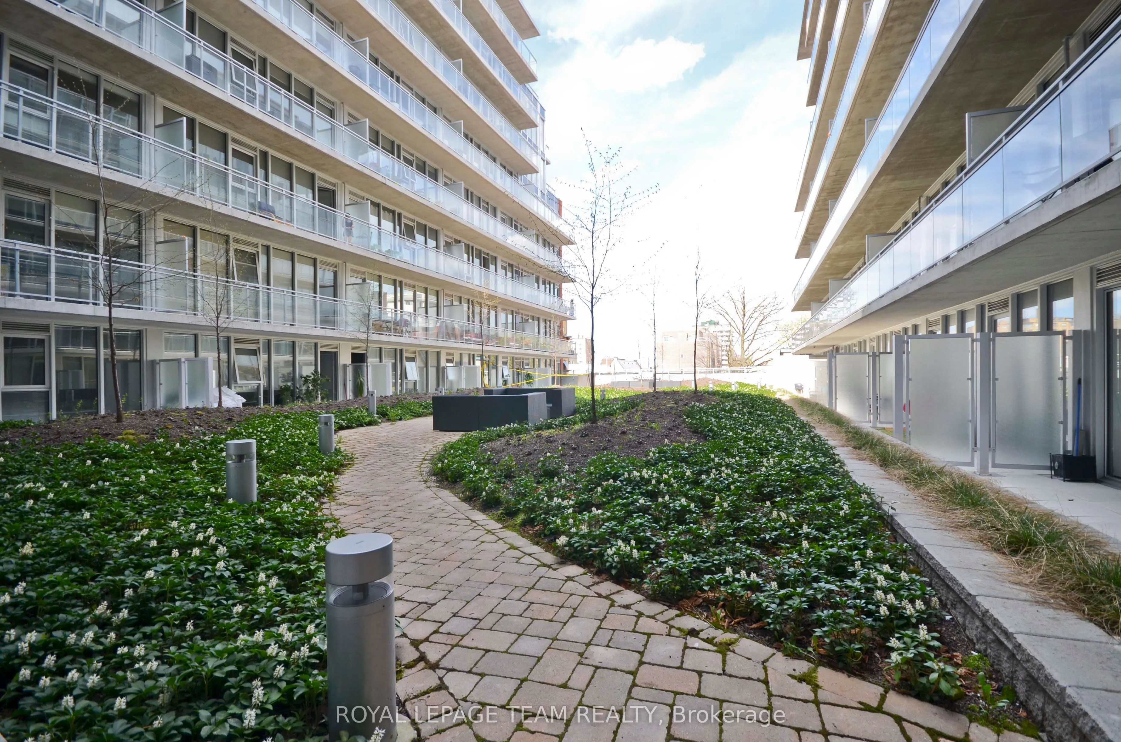 354 Gladstone Avenue, #813