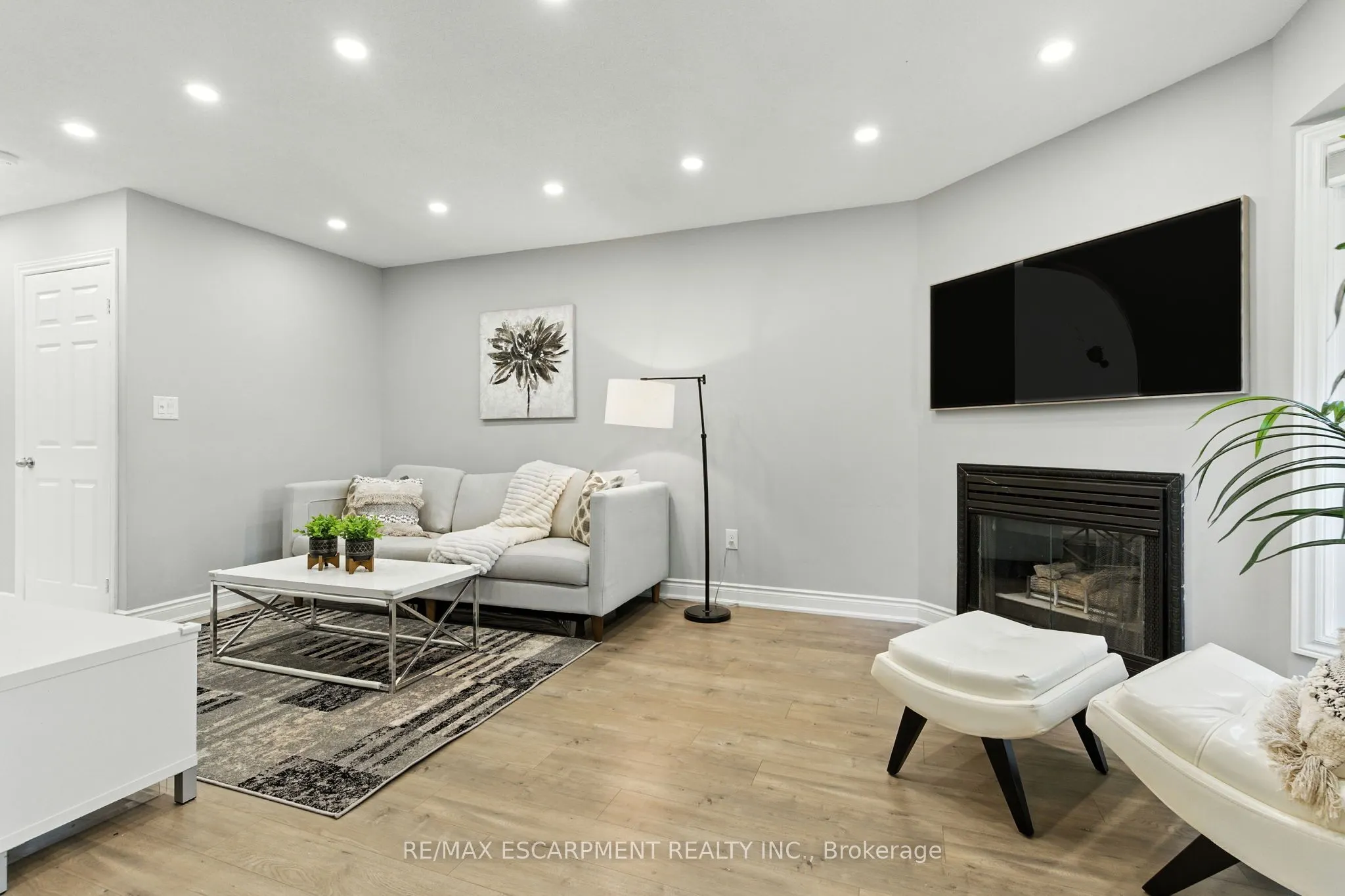 1 Royalwood Court, #5