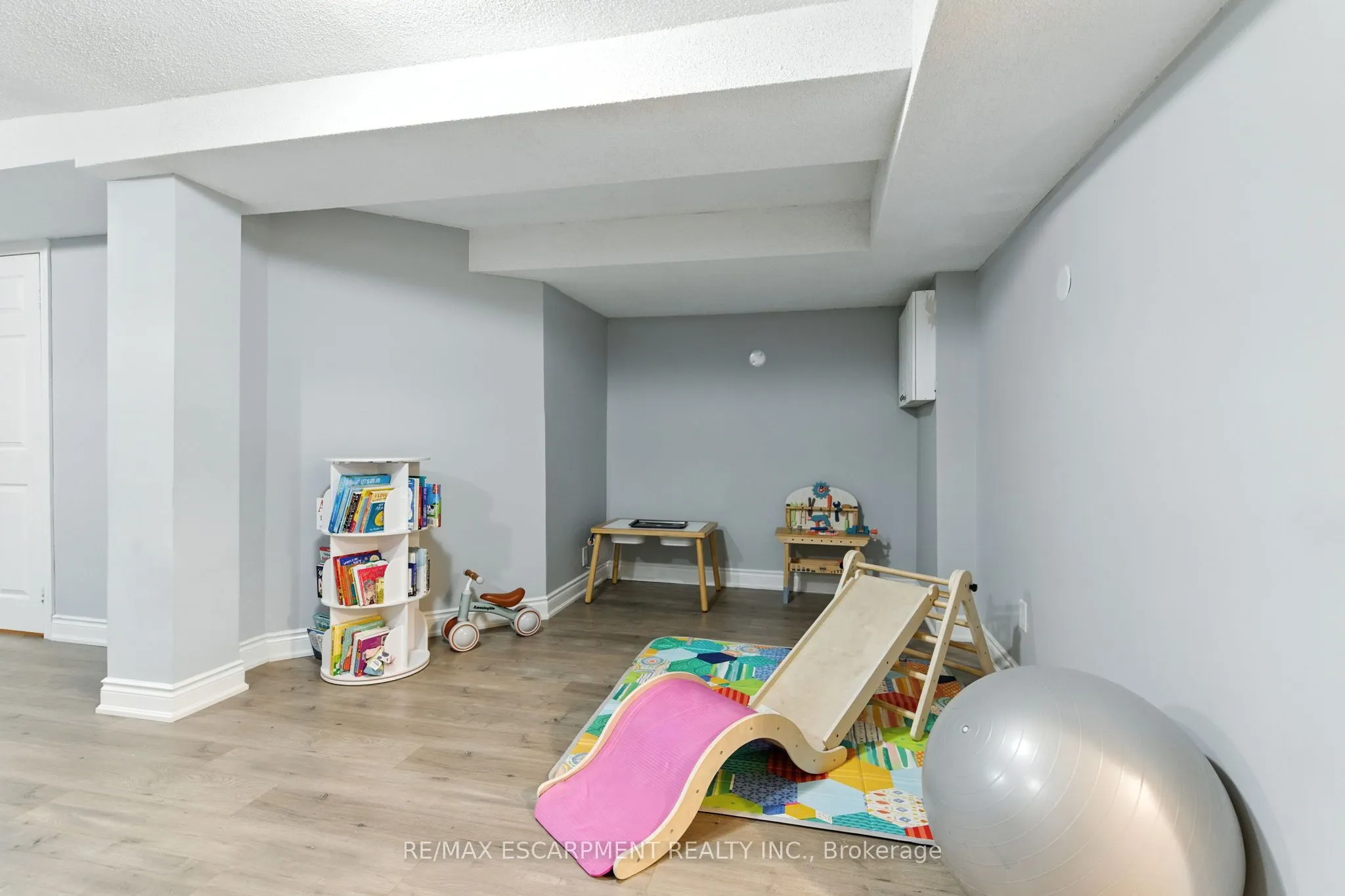 1 Royalwood Court, #5