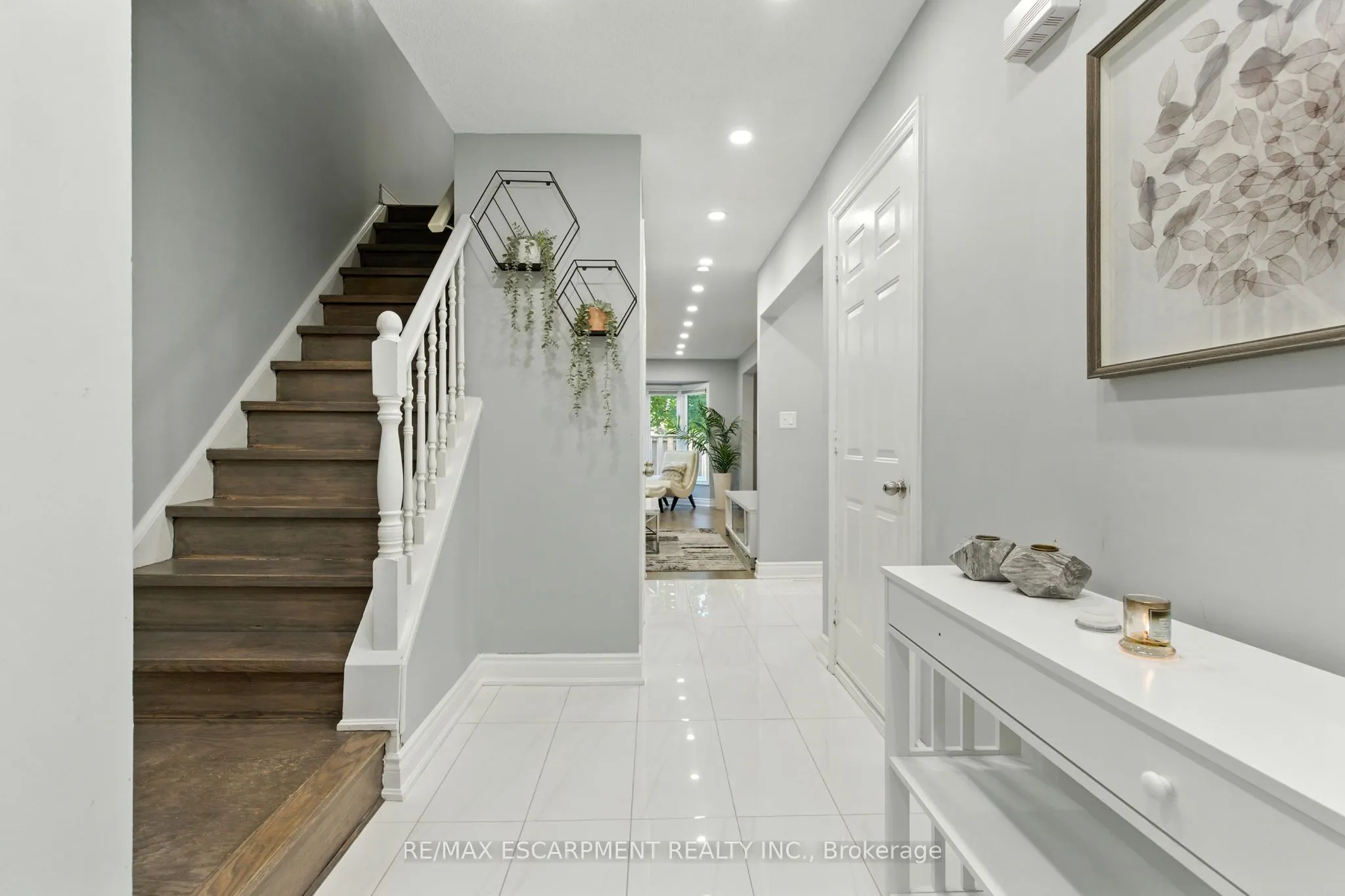 1 Royalwood Court, #5