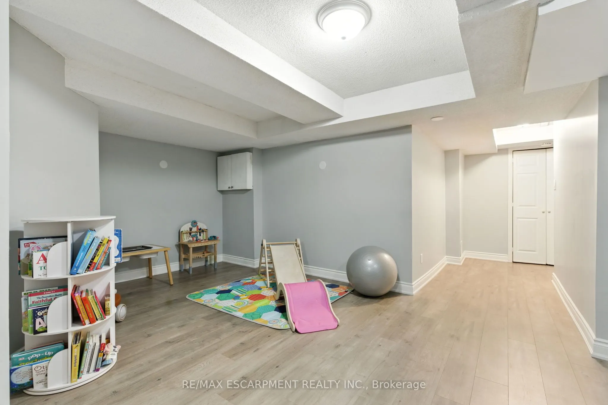 1 Royalwood Court, #5