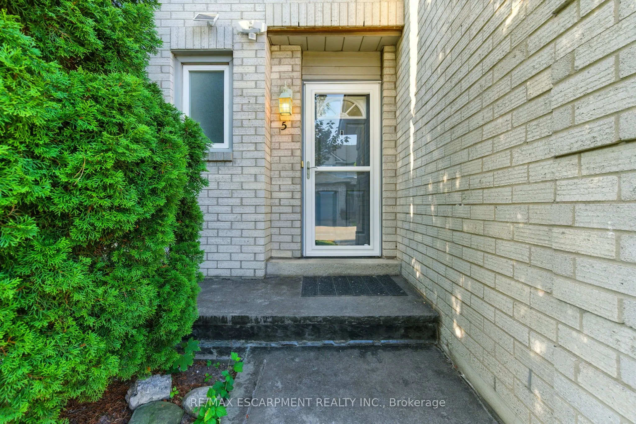 1 Royalwood Court, #5