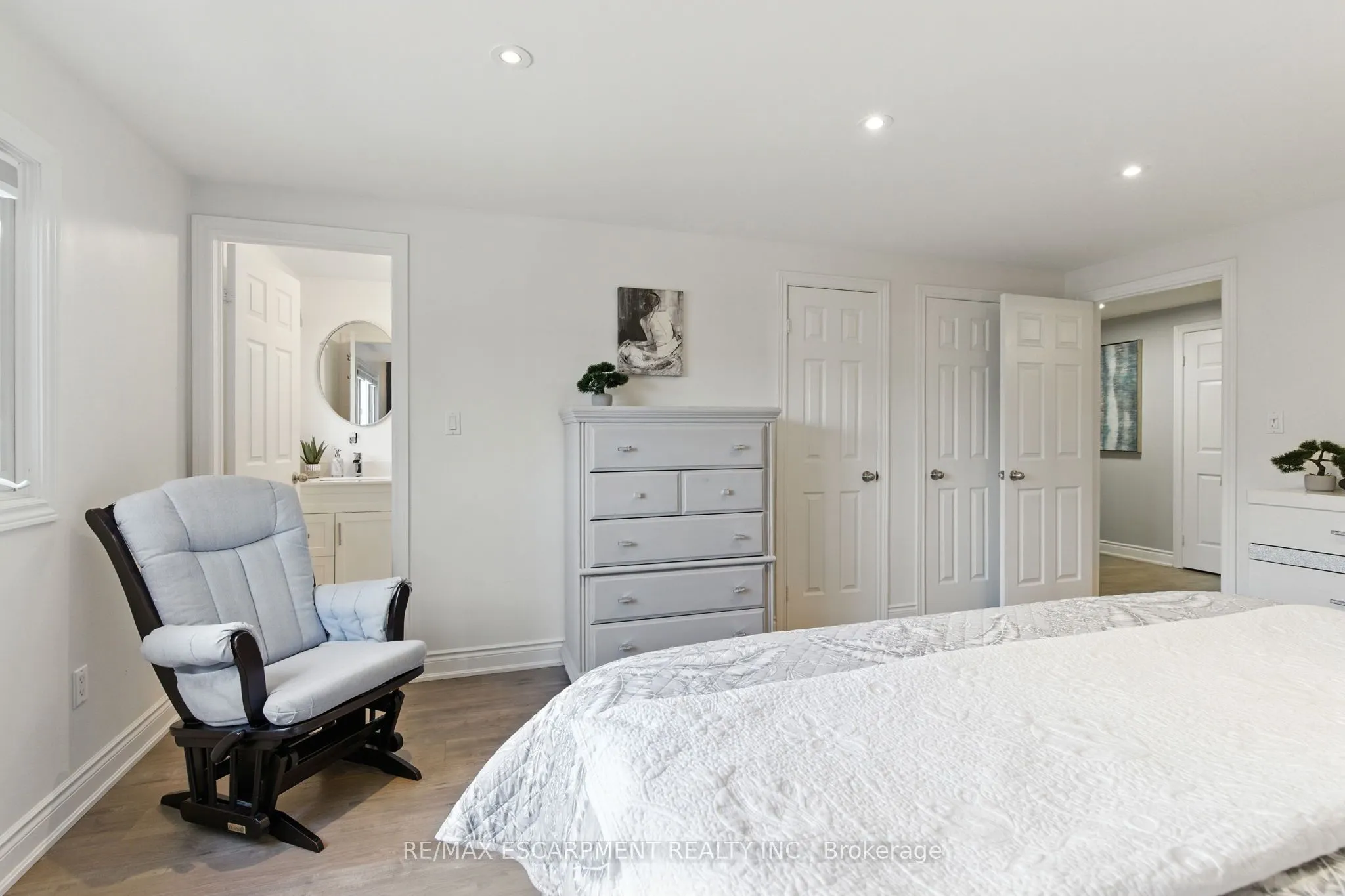 1 Royalwood Court, #5