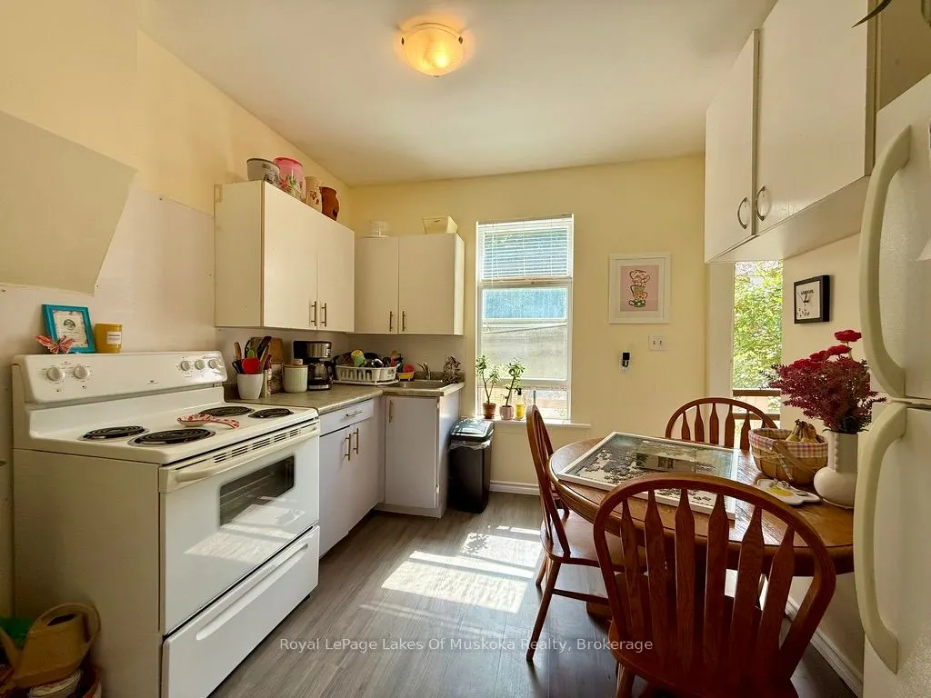 4 Duncan Street E