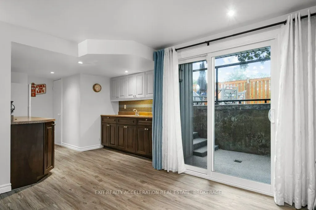 252 Bridge Street W