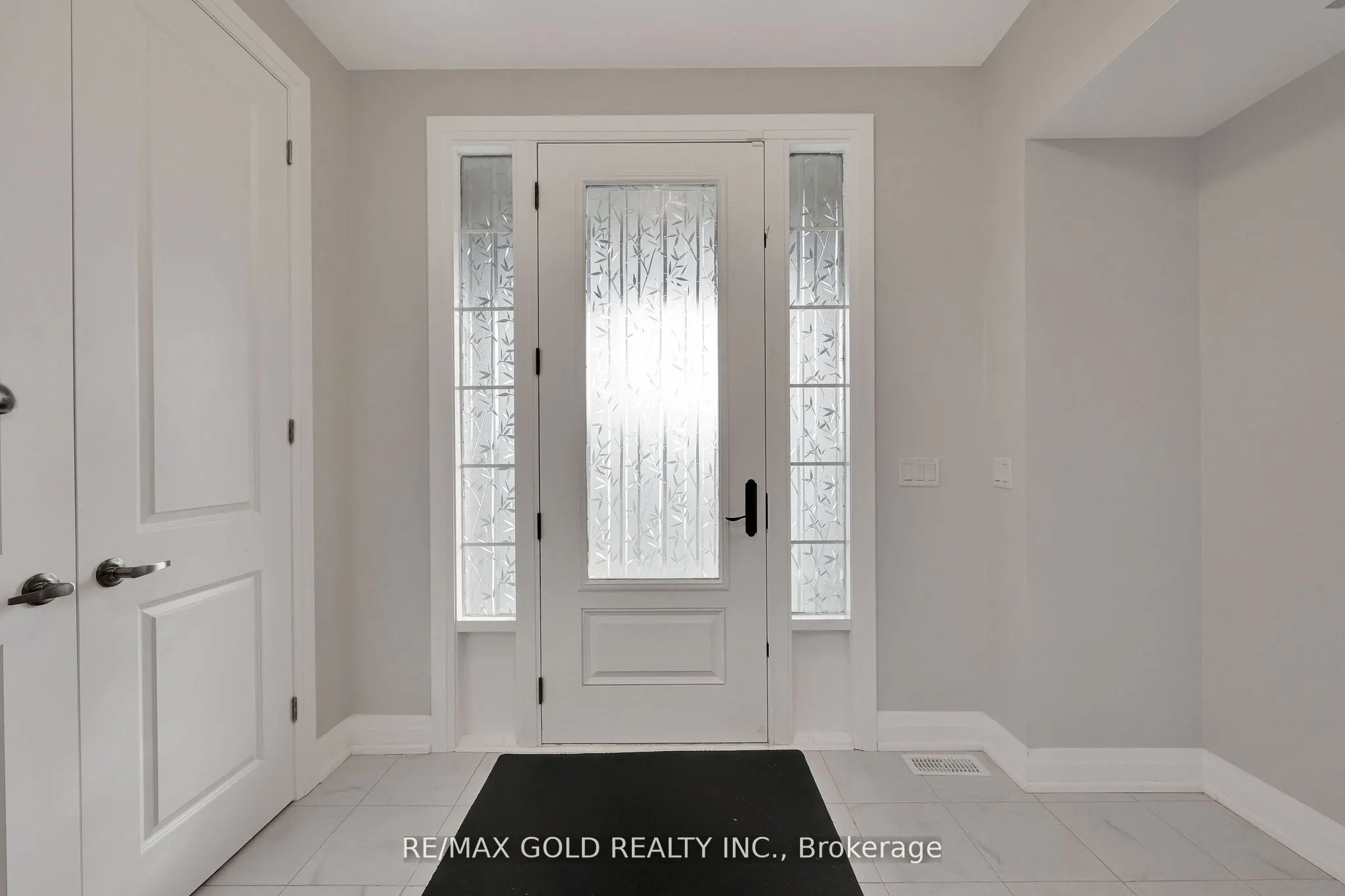 803 Queenston Boulevard
