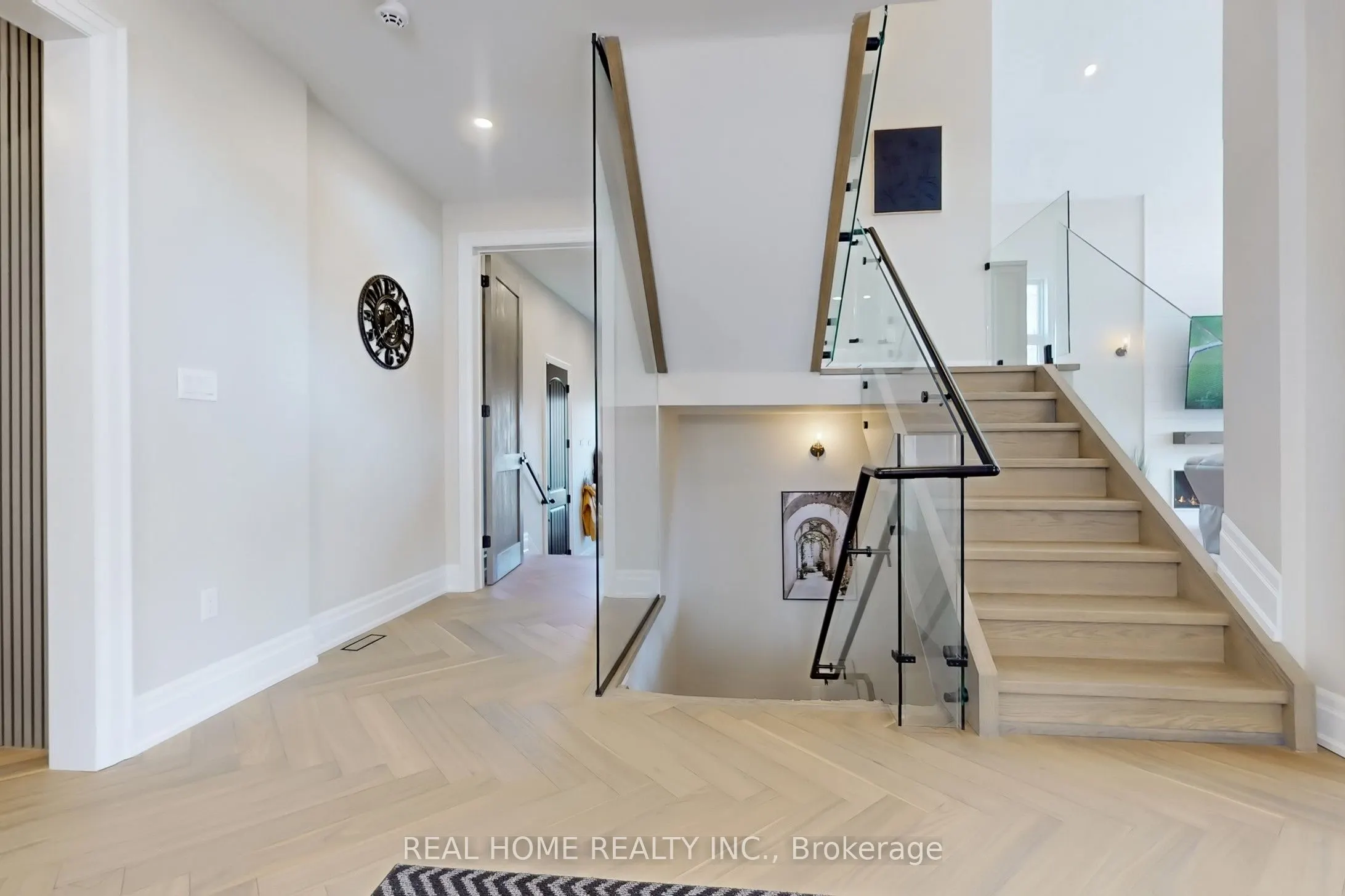 8 Knowles Crescent