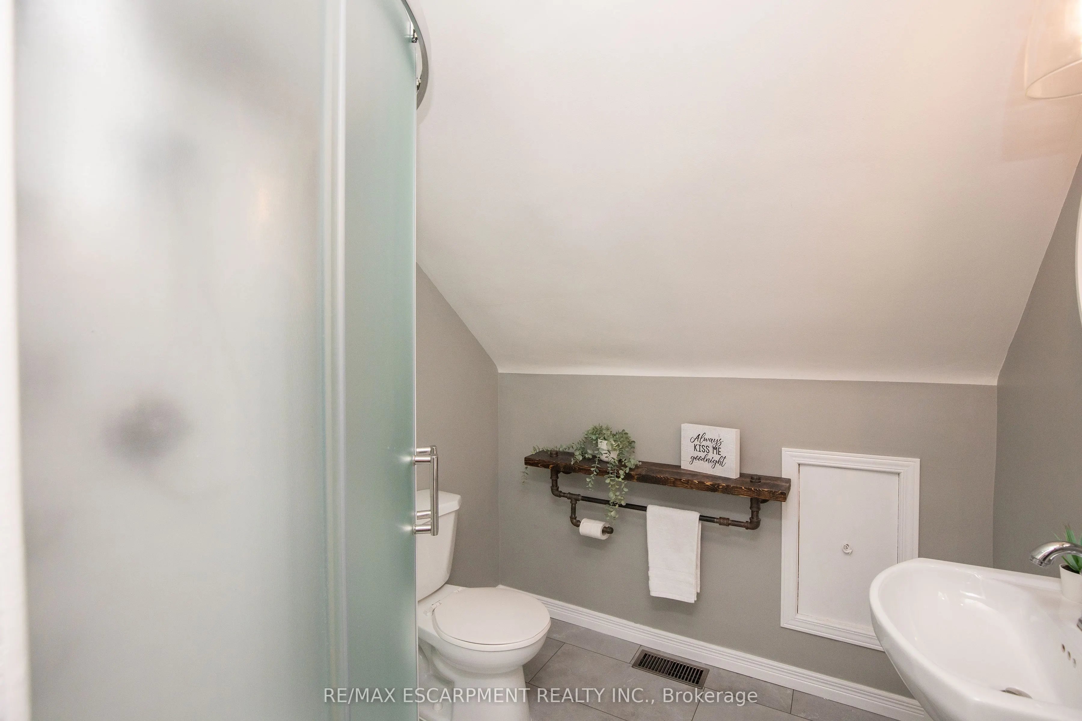 4 Sunning Hill Avenue, #UPPER