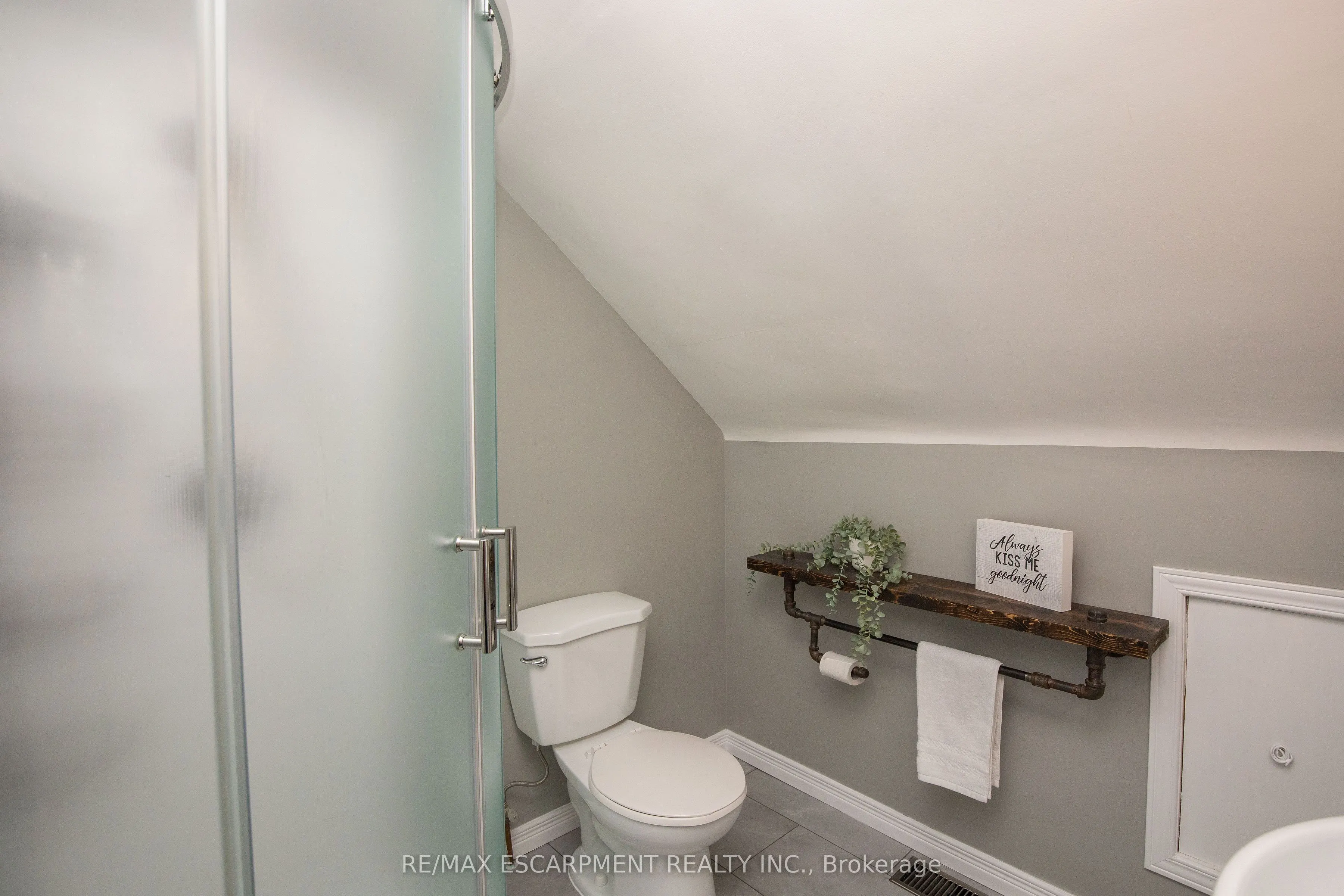 4 Sunning Hill Avenue, #UPPER