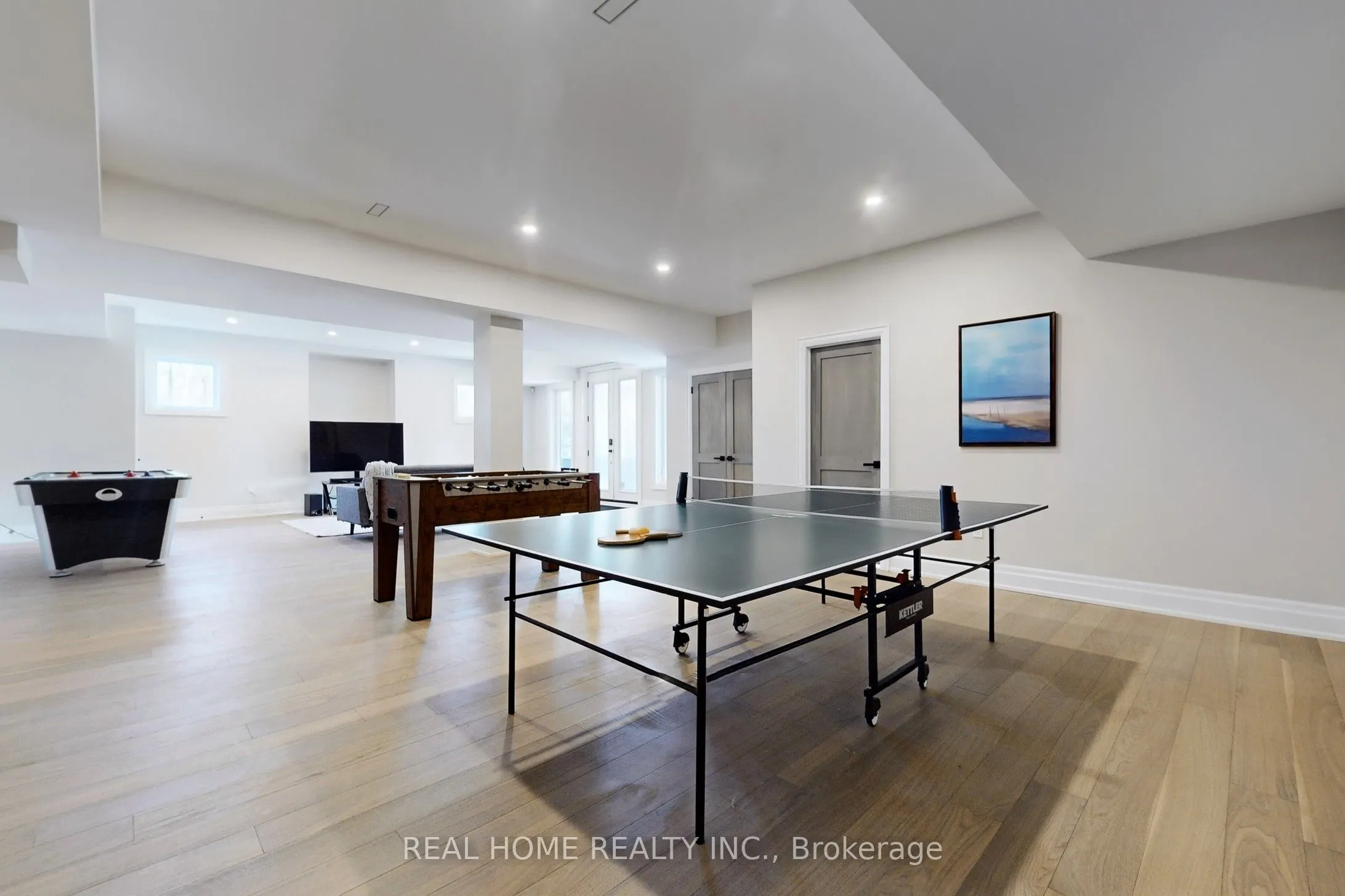 8 Knowles Crescent