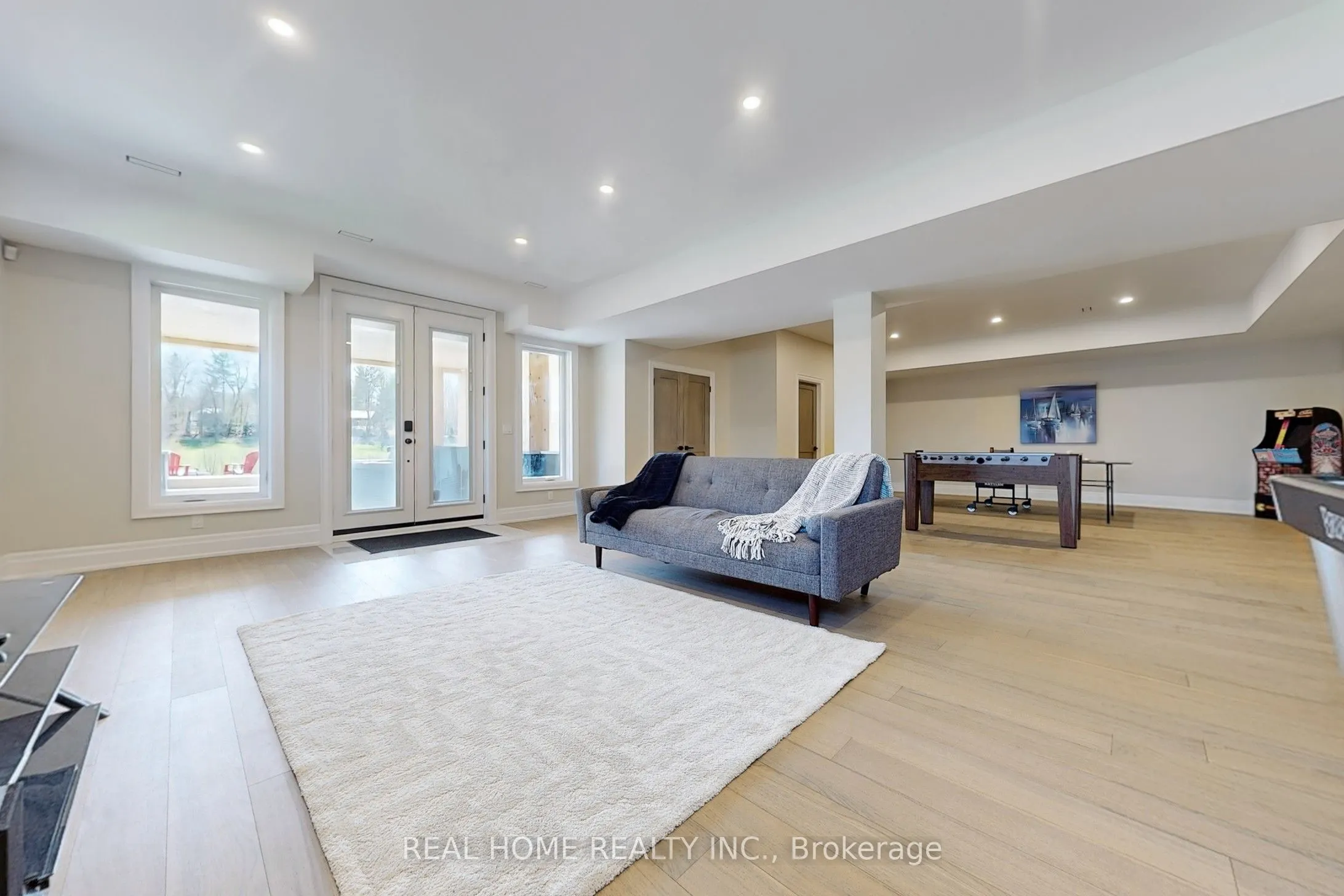 8 Knowles Crescent