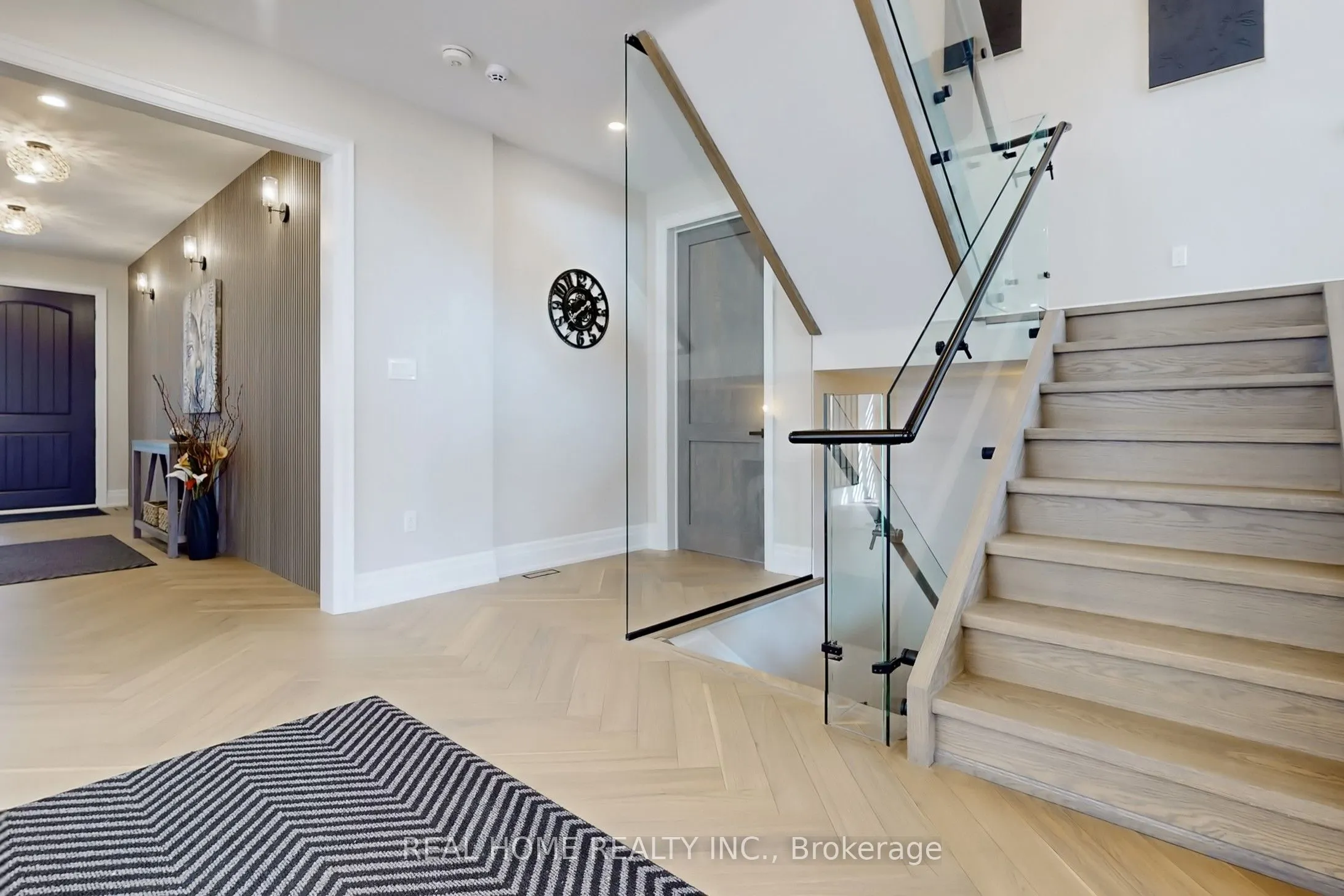 8 Knowles Crescent