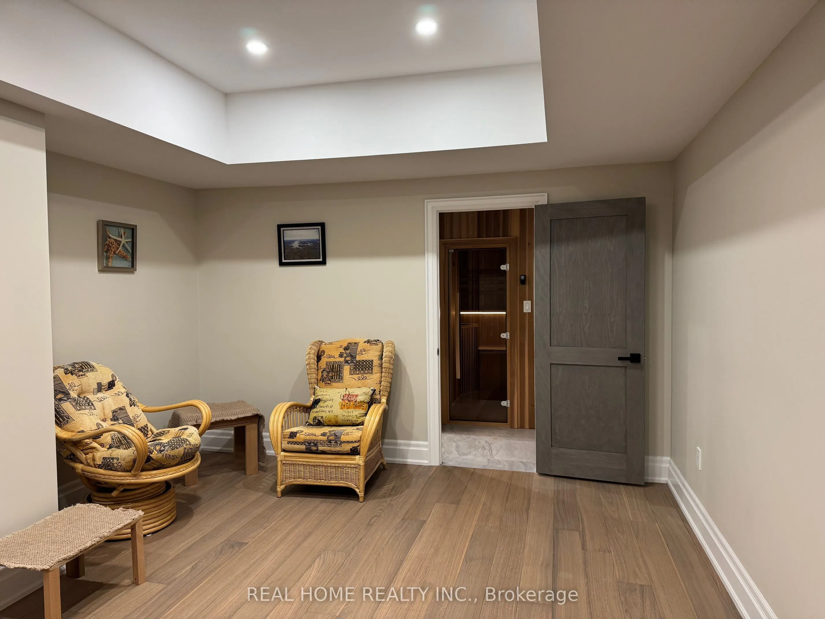 8 Knowles Crescent