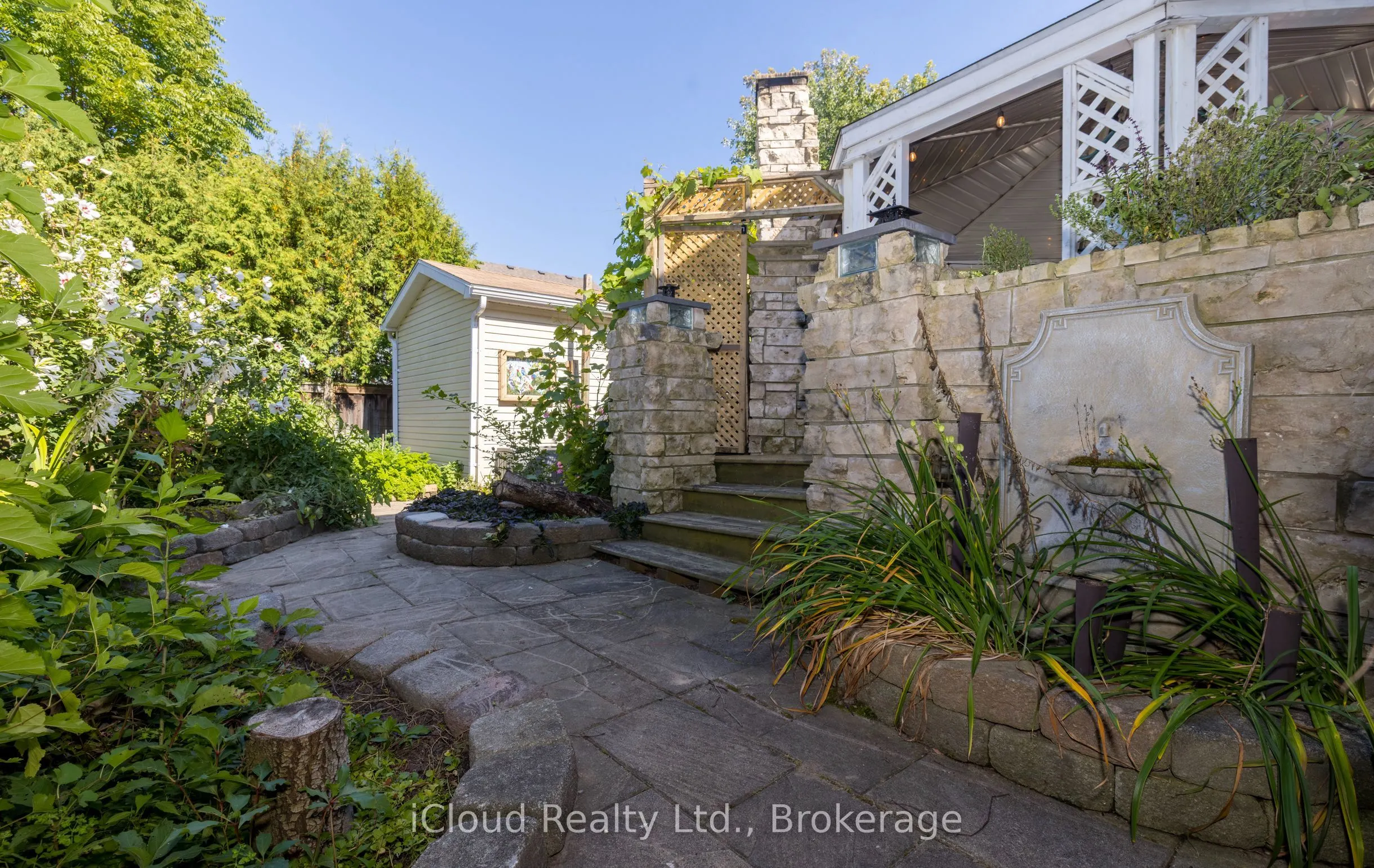 105 Hampson Crescent