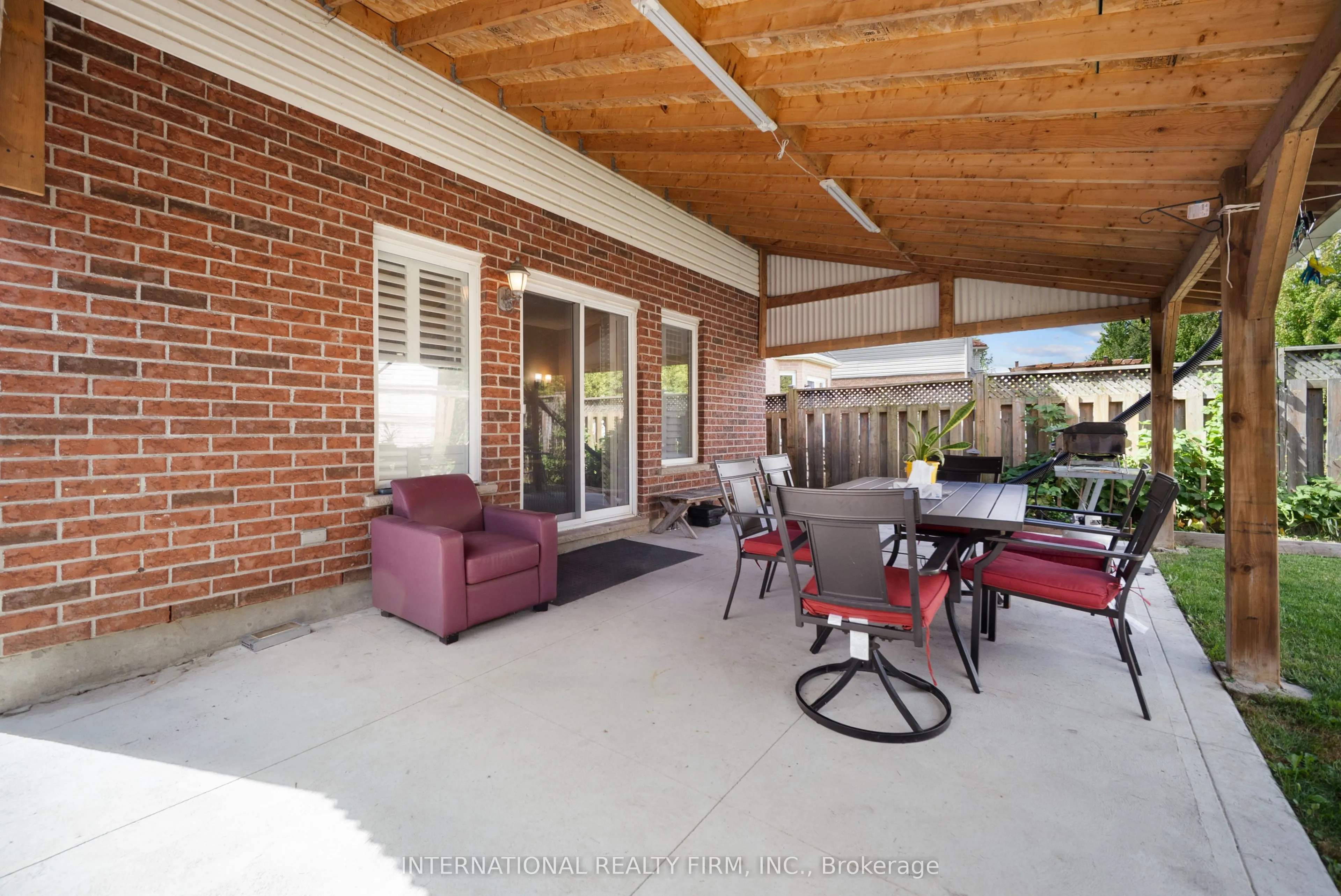 1055 CROSSCREEK Crescent