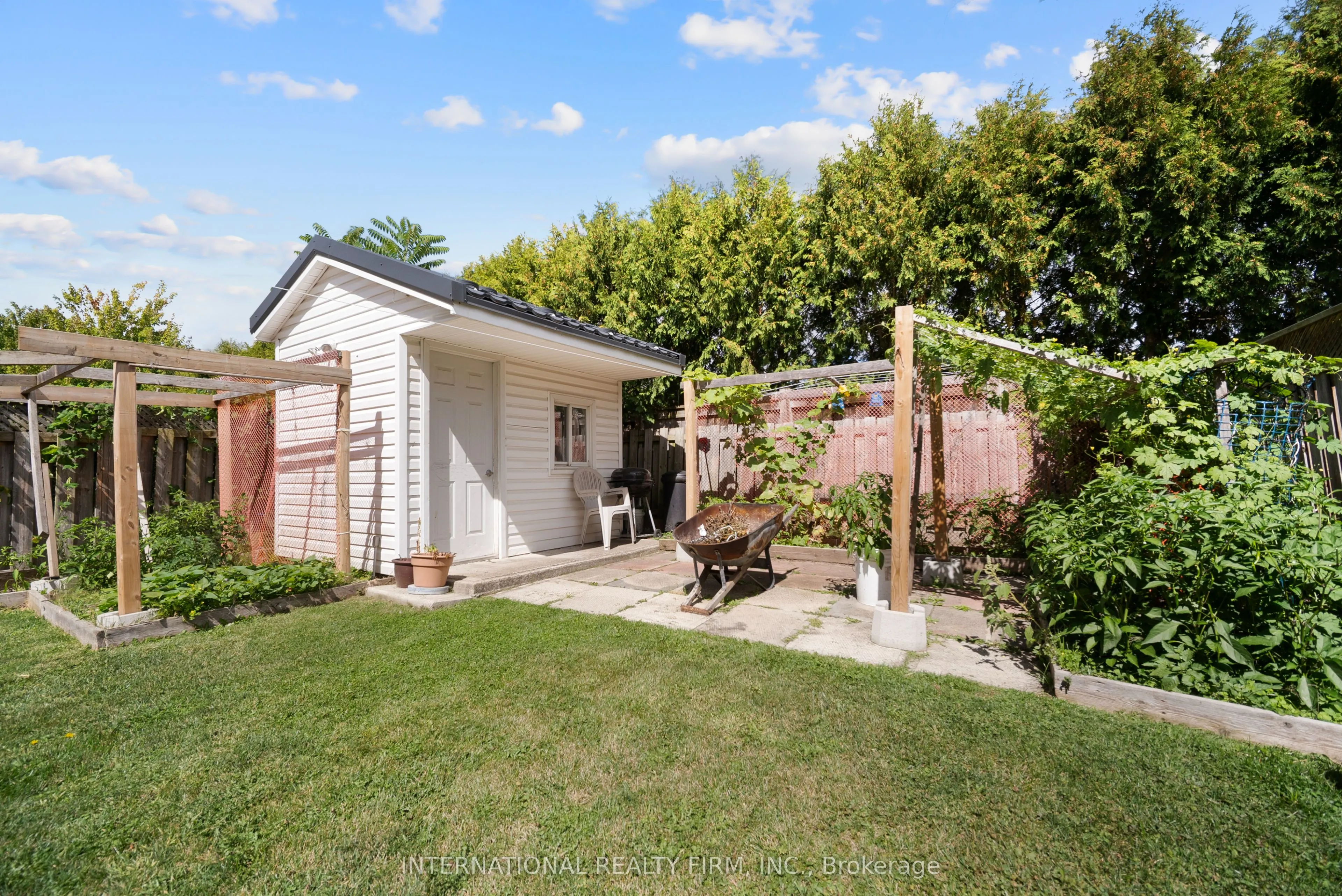 1055 CROSSCREEK Crescent