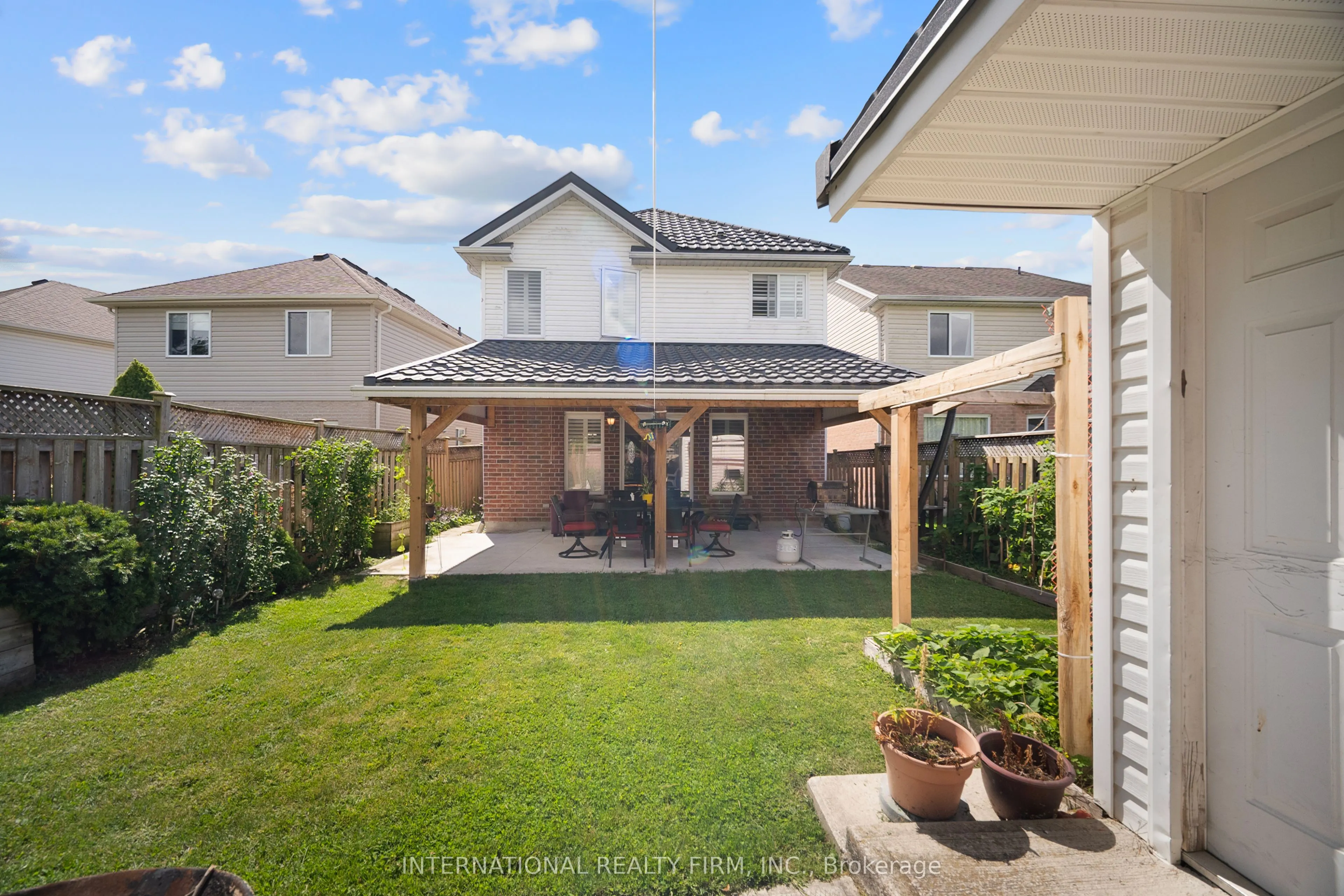1055 CROSSCREEK Crescent