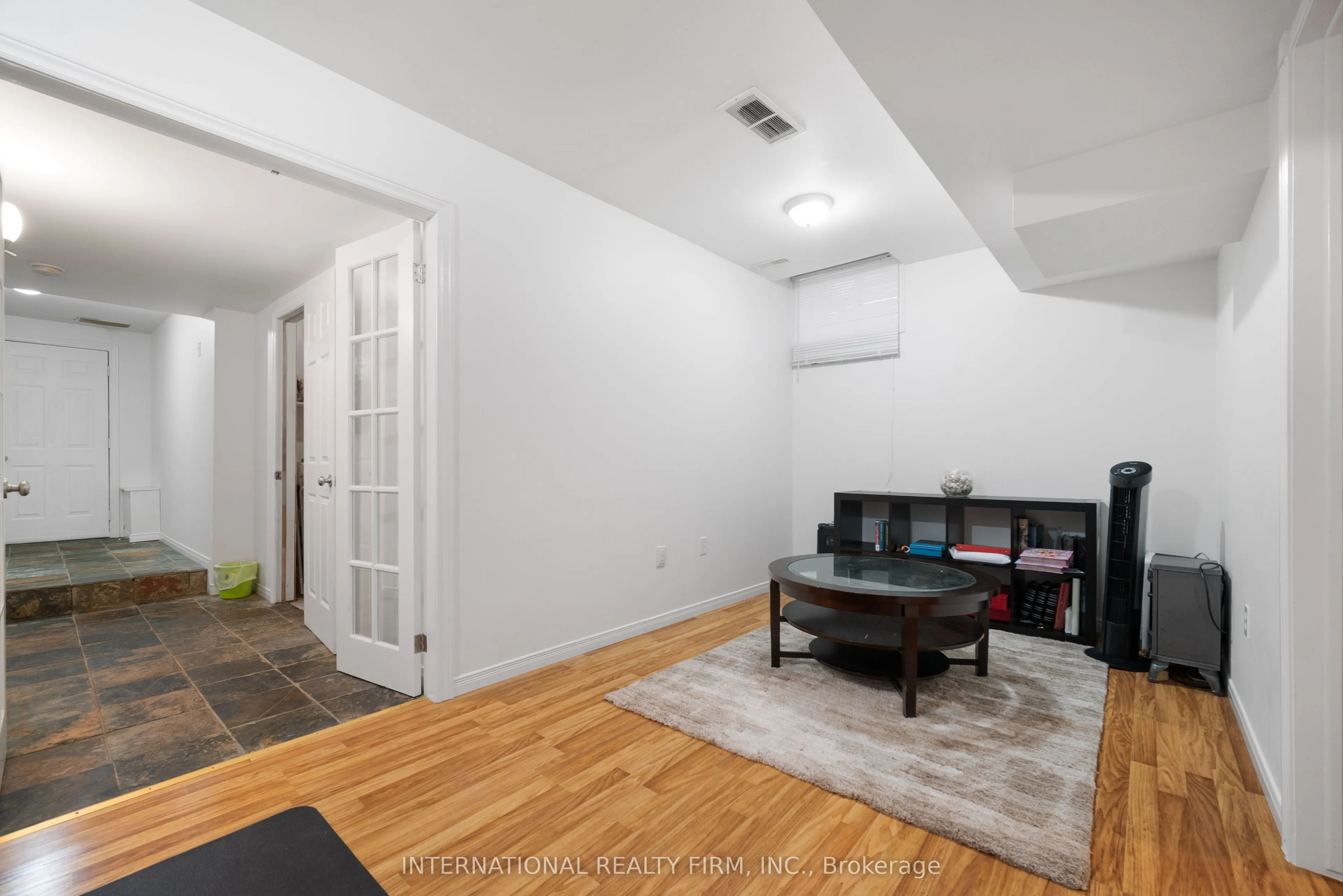 1055 CROSSCREEK Crescent