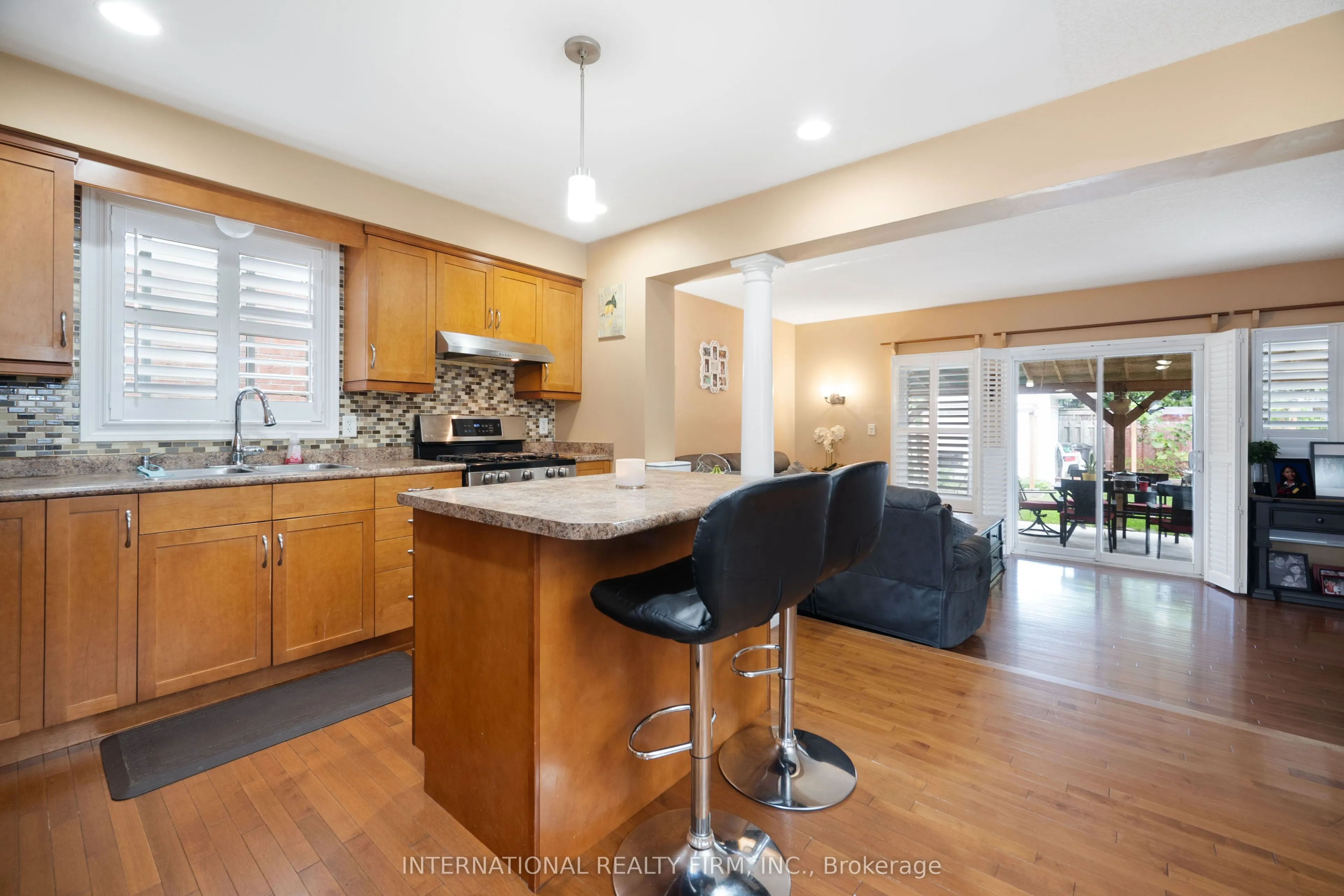 1055 CROSSCREEK Crescent