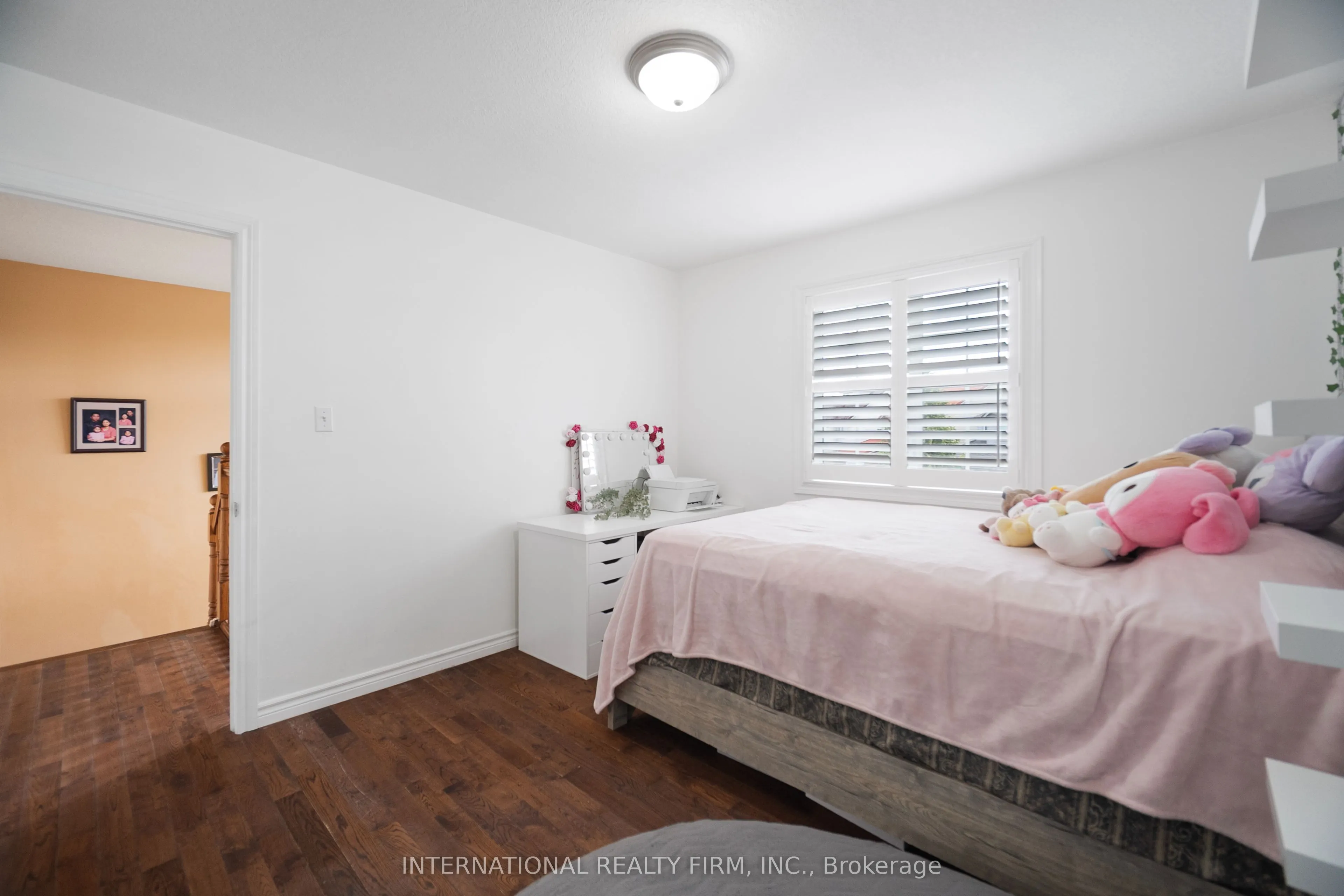 1055 CROSSCREEK Crescent