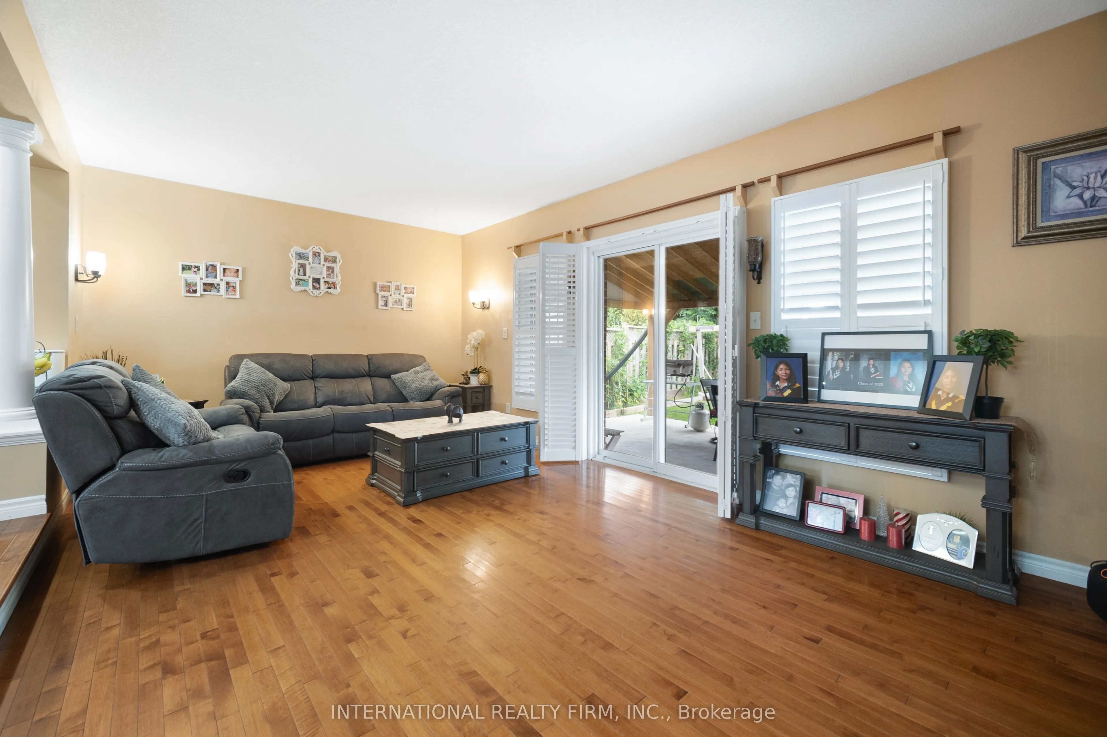 1055 CROSSCREEK Crescent