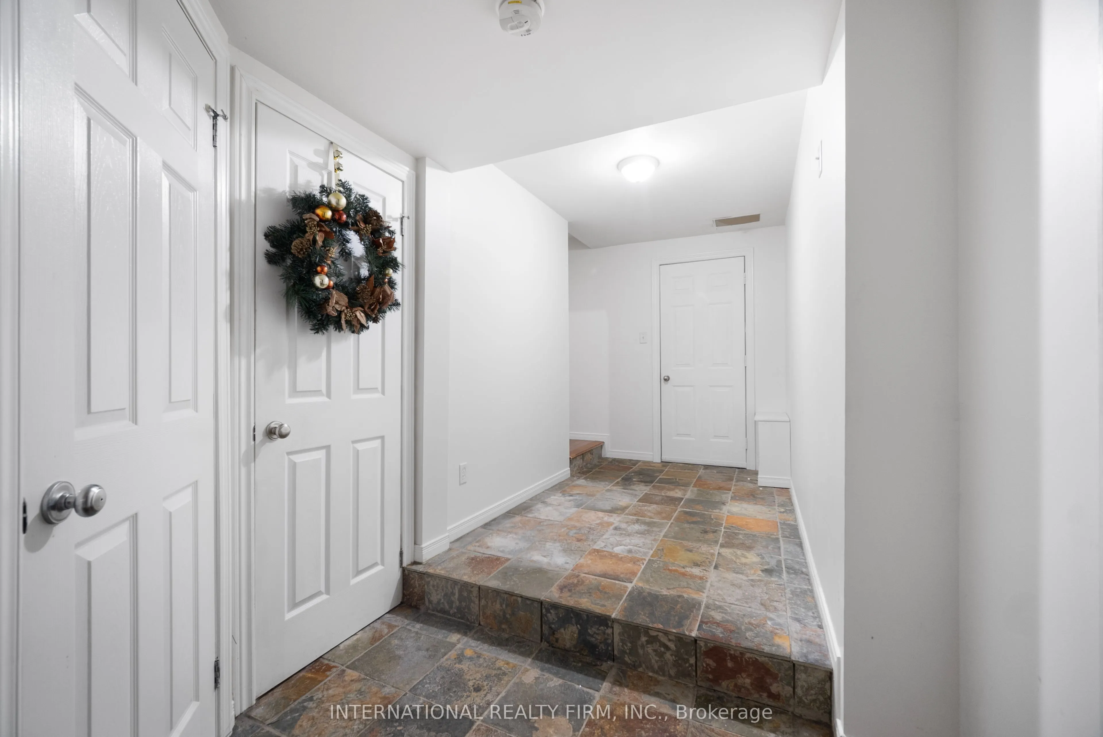 1055 CROSSCREEK Crescent