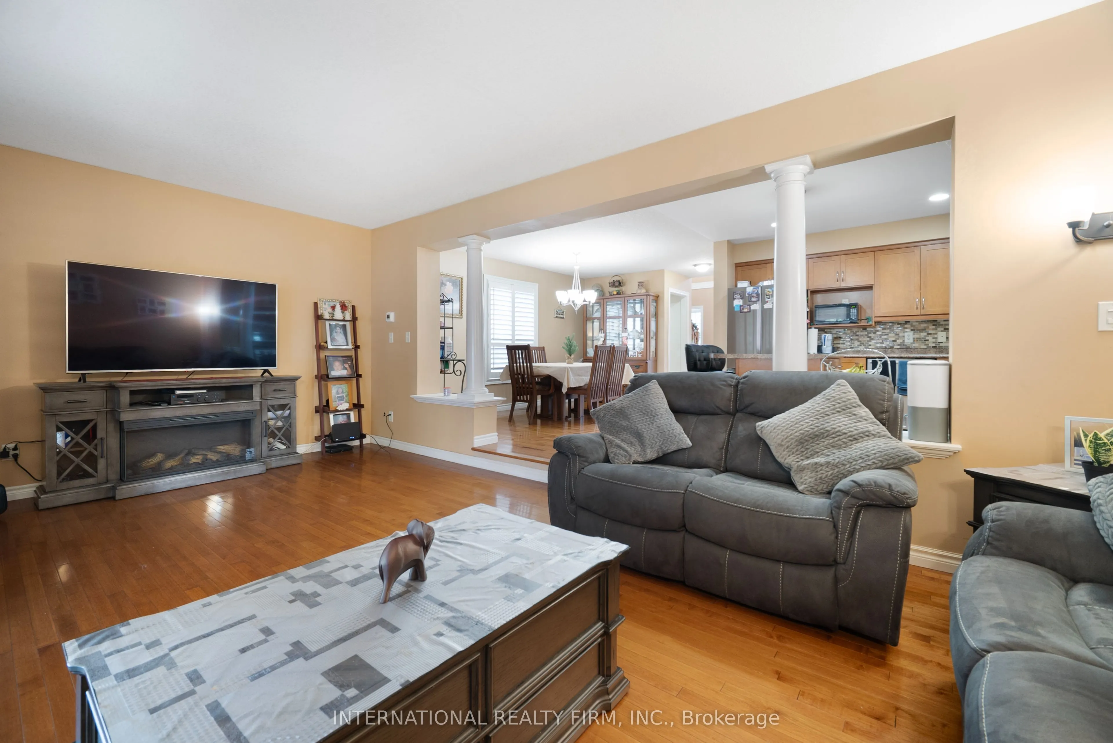 1055 CROSSCREEK Crescent