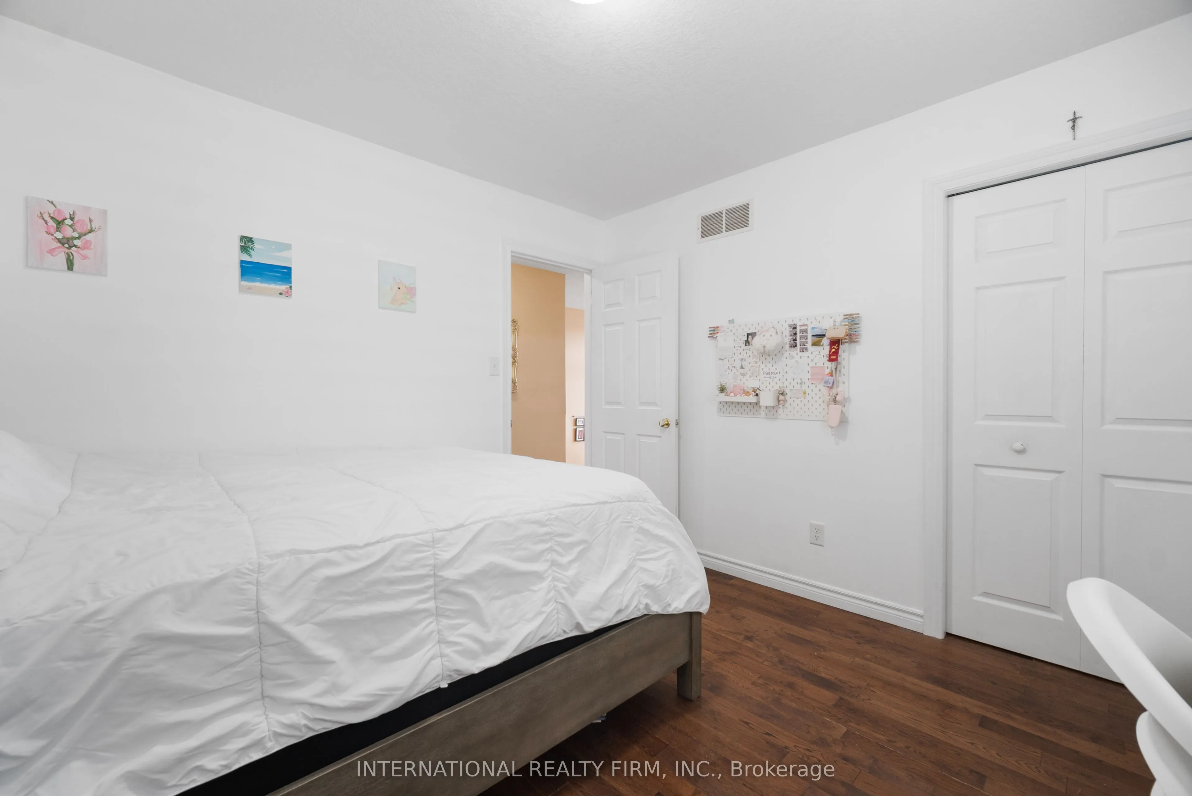 1055 CROSSCREEK Crescent