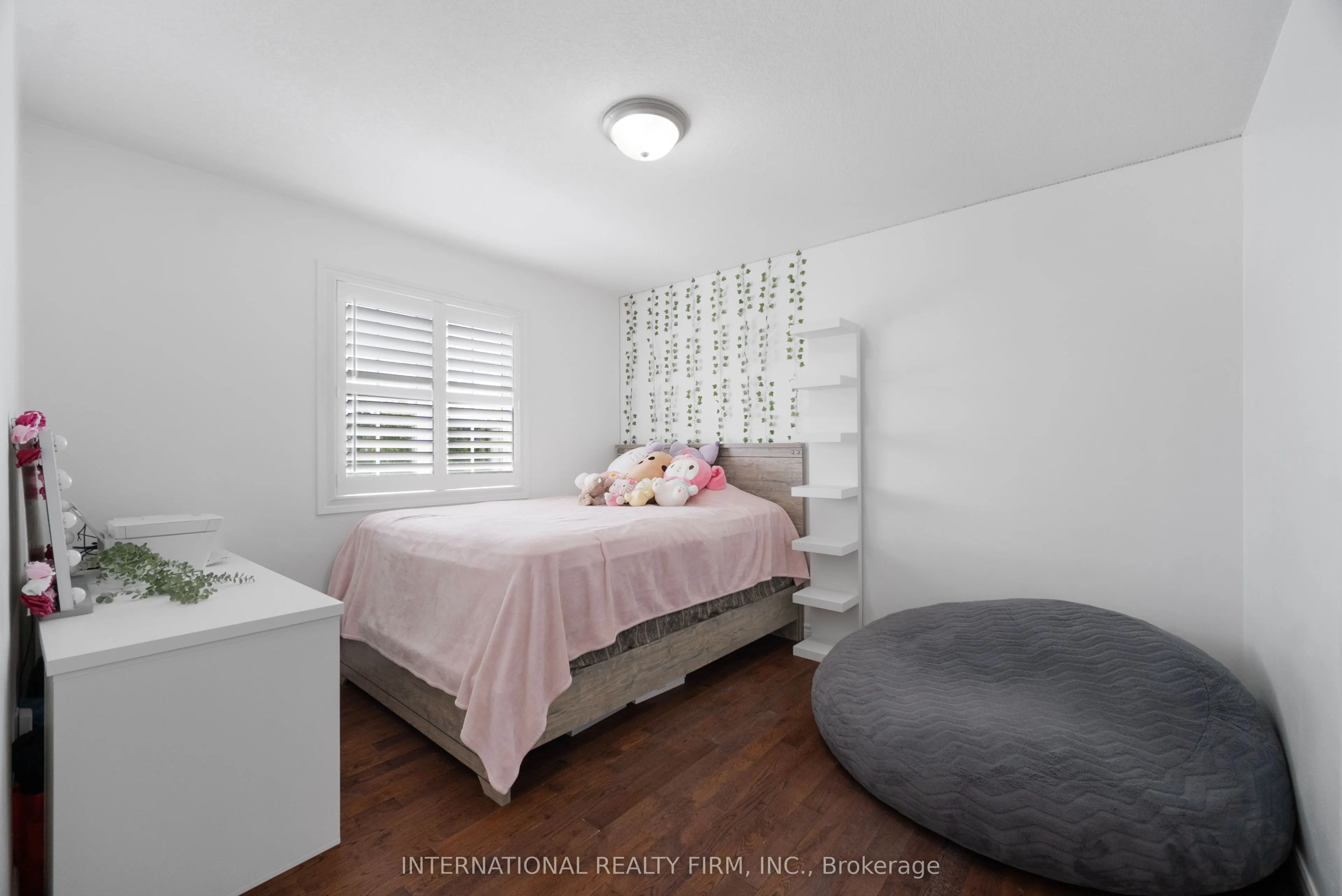 1055 CROSSCREEK Crescent