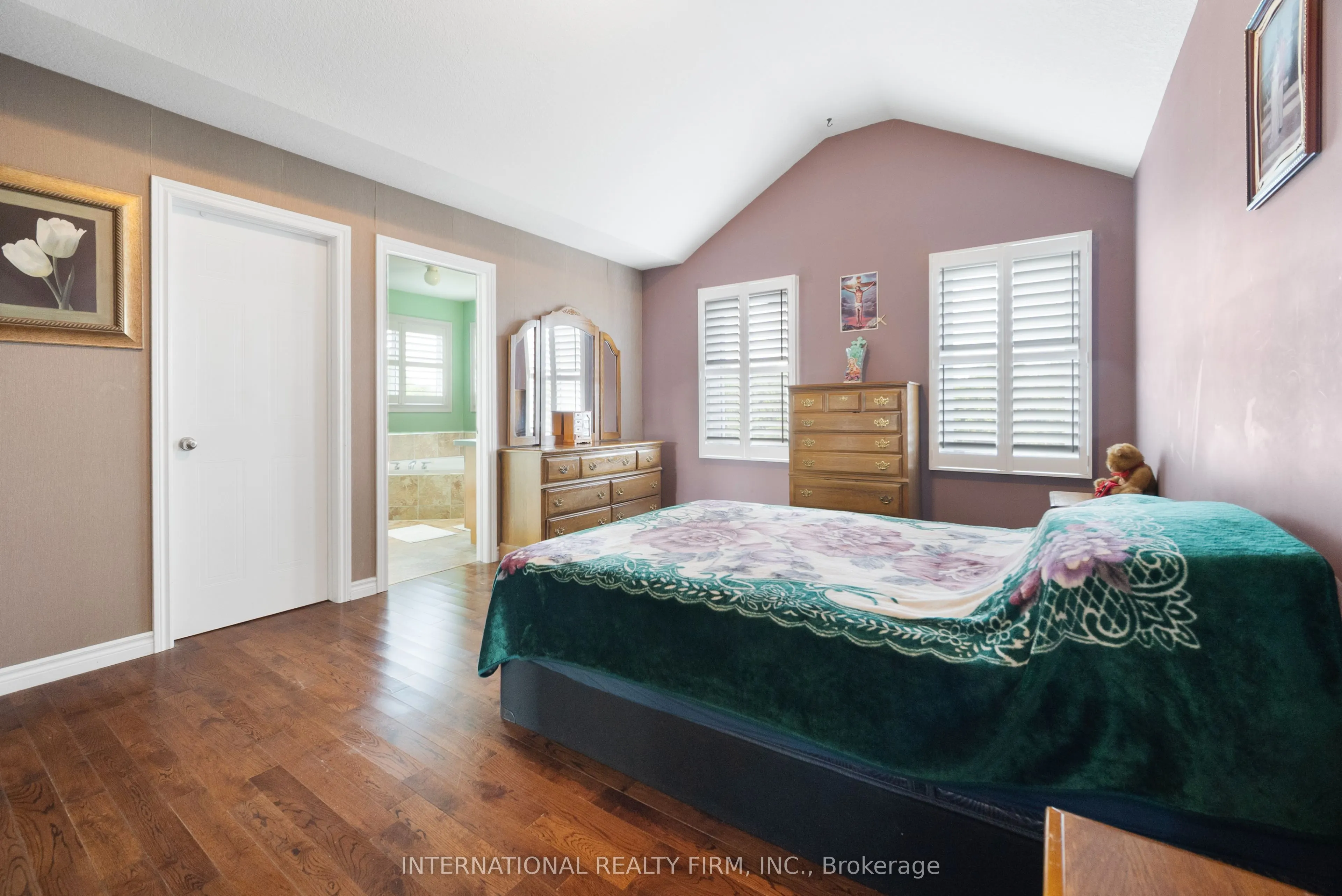 1055 CROSSCREEK Crescent