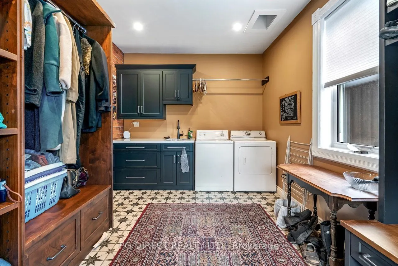 220 Park Street W