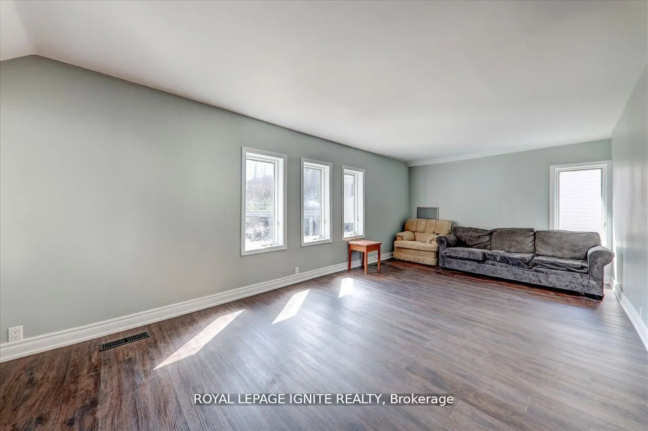 3 Hastings Street N, #B