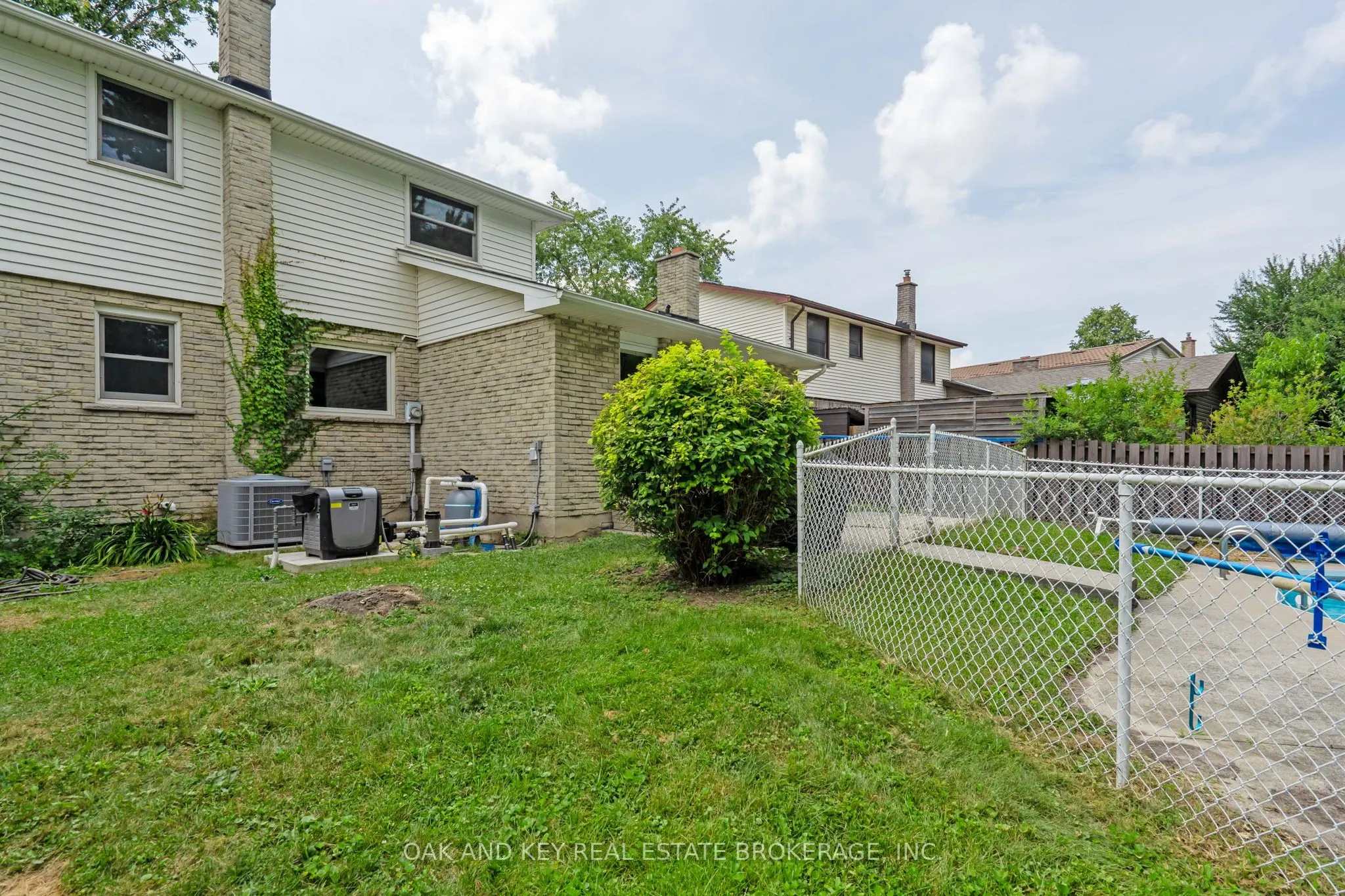 948 FARNHAM Road N