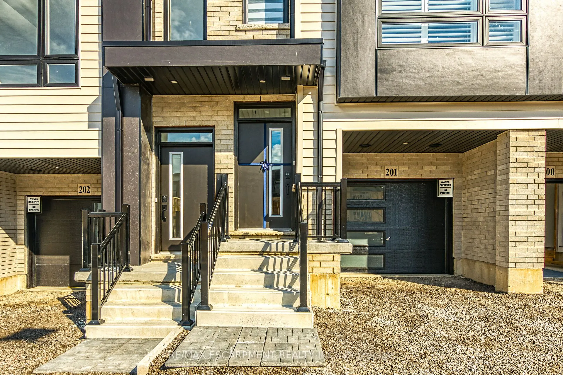 4040 Mountain Street, #201
