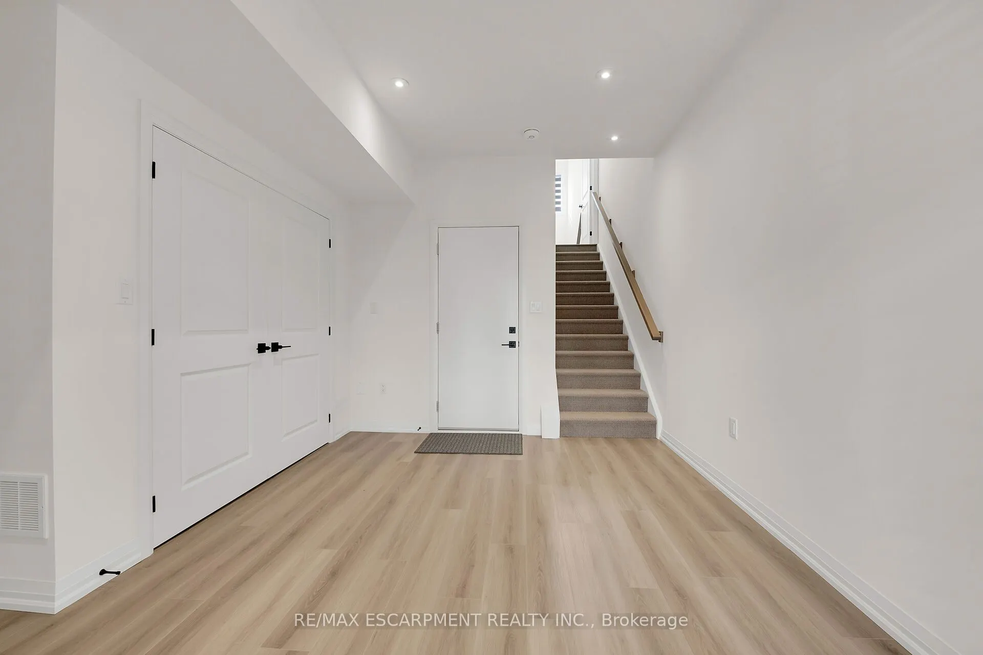 4040 Mountain Street, #201