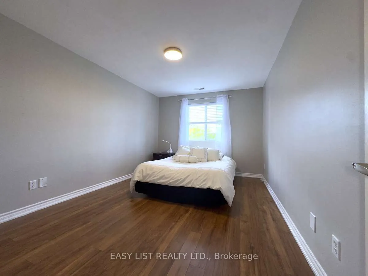 2650 Sandwich Parkway W, #202