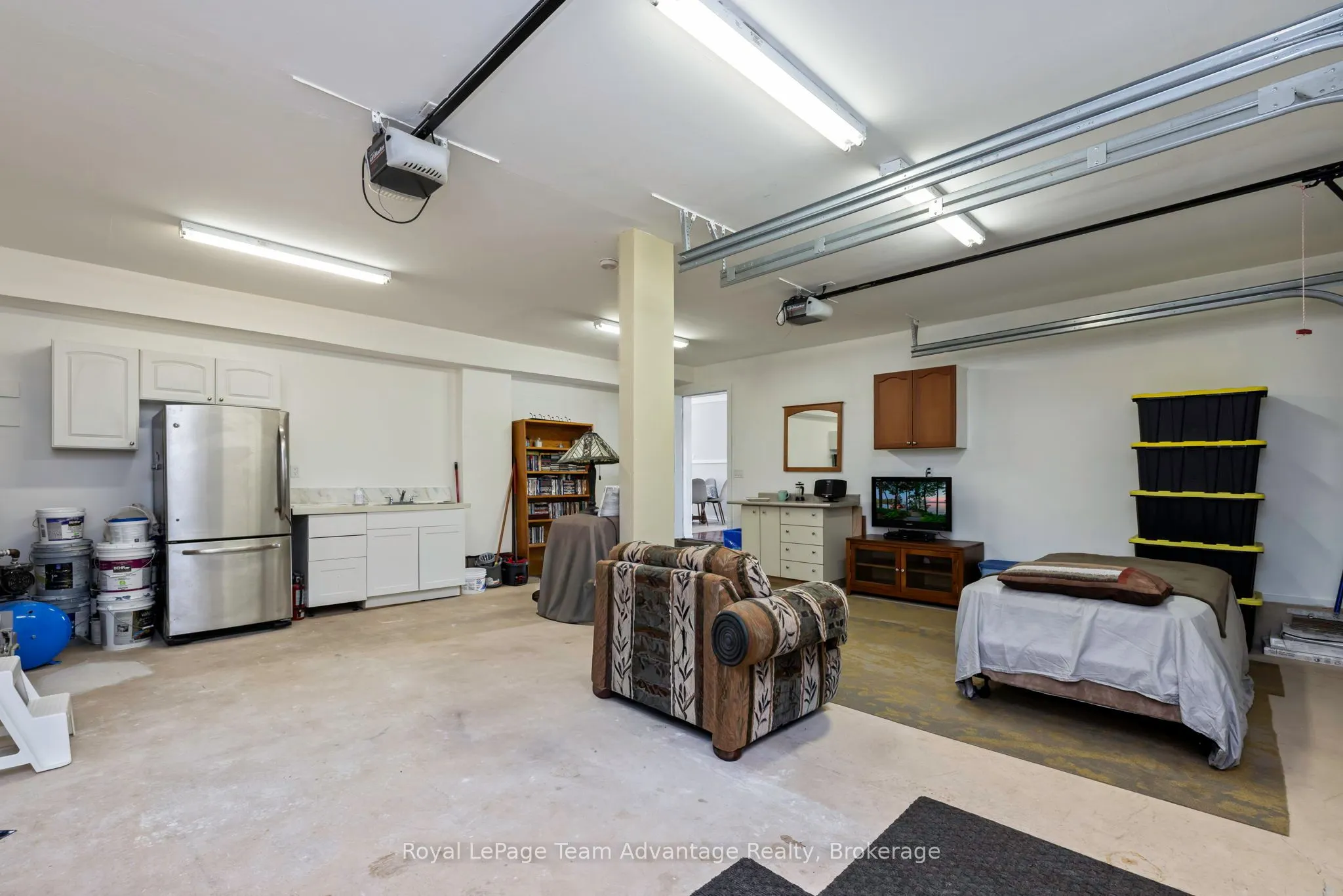 2046 Riverside Drive
