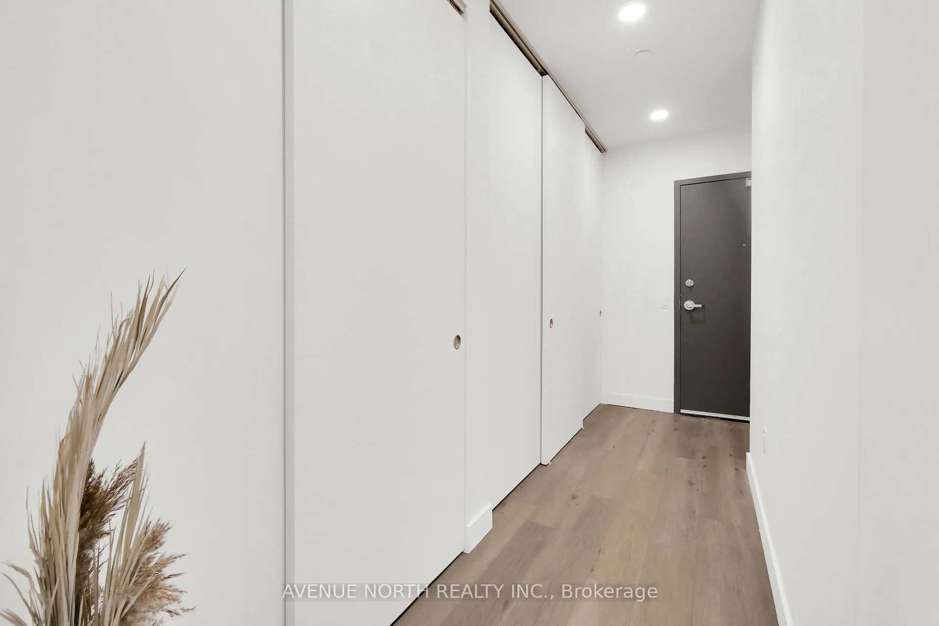 10 James Street, #717