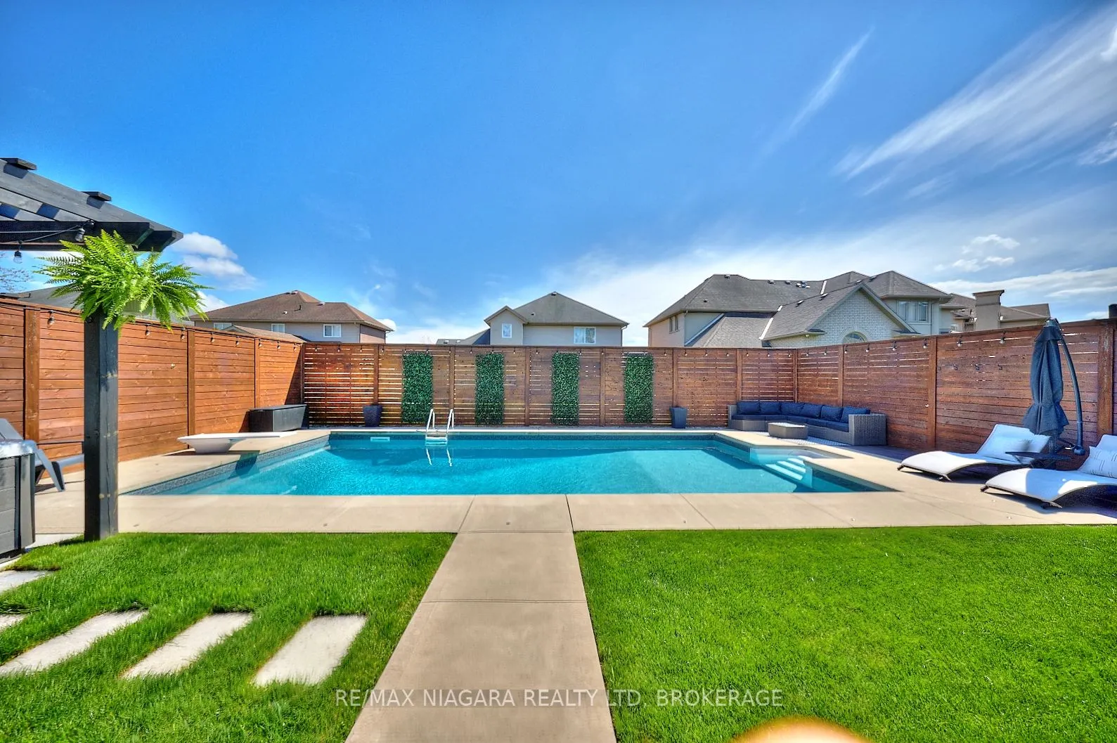 8886 Black Forest Crescent