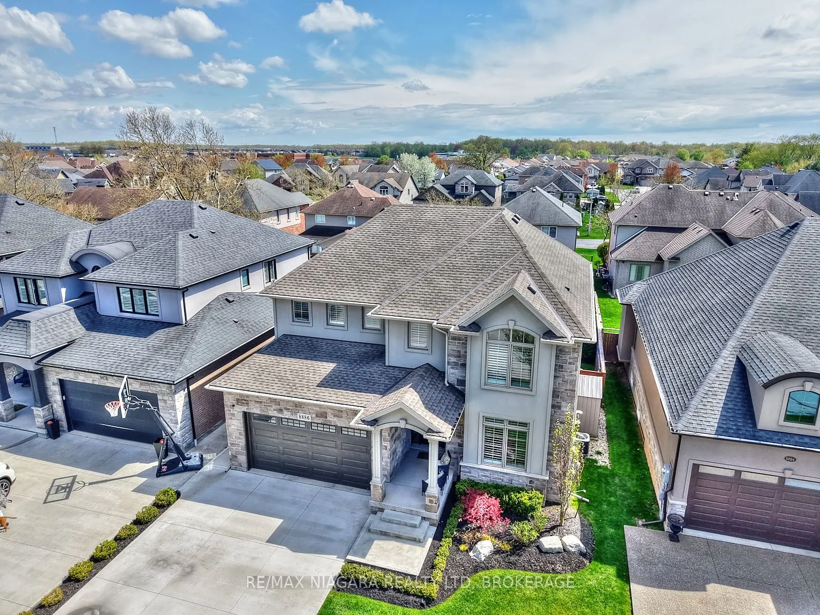 8886 Black Forest Crescent